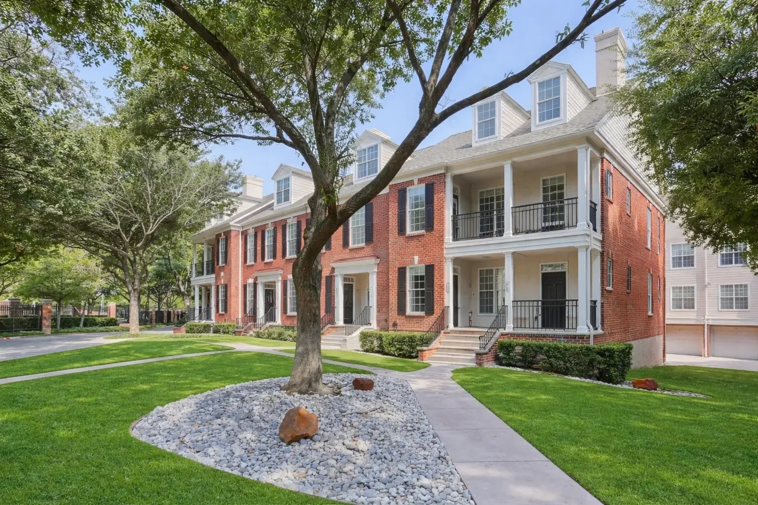 Townhouse For Rent in Dallas County , 5445 Caruth Haven Lane 515, Dallas, Texas 75225, 1 Bedroom, 1 Bathroom, 1 Garage spaces, 949 Sqft, built in 1998, mls#21338691, Real Estate Agent in Dallas, Homes For Rent in Dallas county, Homes For Rent in Dallas, Realtor in Dallas Texas, Real Estate Brokerage Independent Realty Texas, Luminita Cordes Realtor