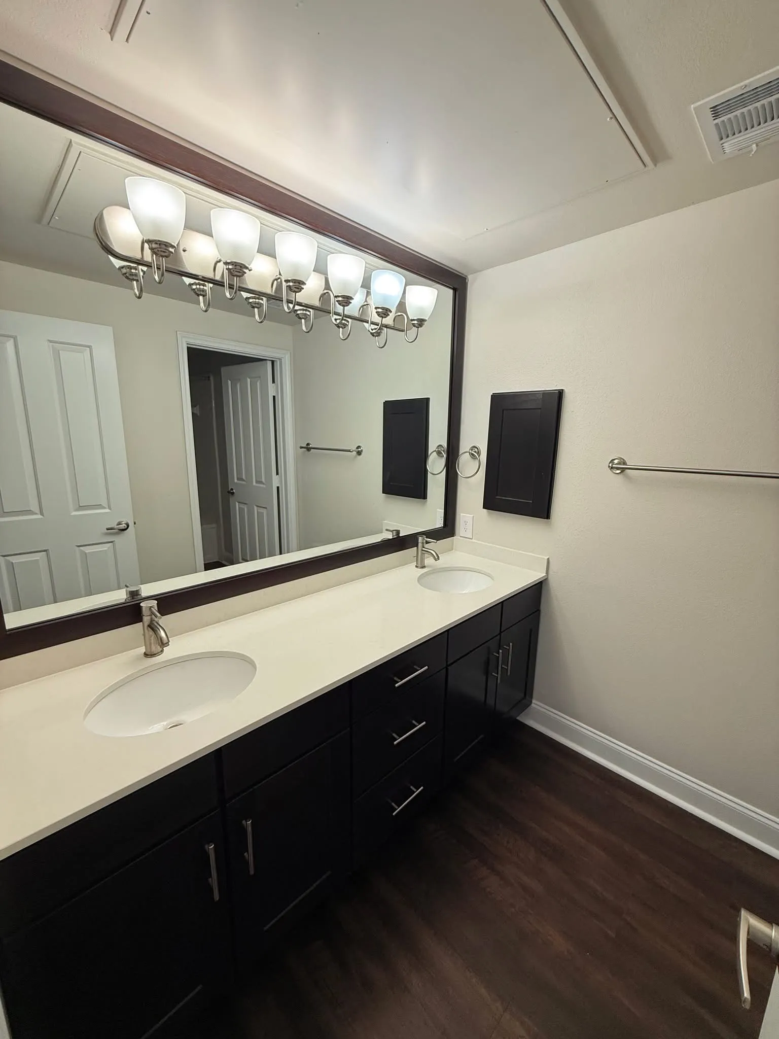 Townhouse For Rent in Dallas County , 5445 Caruth Haven Lane 515, Dallas, Texas 75225, 1 Bedroom, 1 Bathroom, 1 Garage spaces, 949 Sqft, built in 1998, mls#21338691, Real Estate Agent in Dallas, Homes For Rent in Dallas county, Homes For Rent in Dallas, Realtor in Dallas Texas, Real Estate Brokerage Independent Realty Texas, Luminita Cordes Realtor
