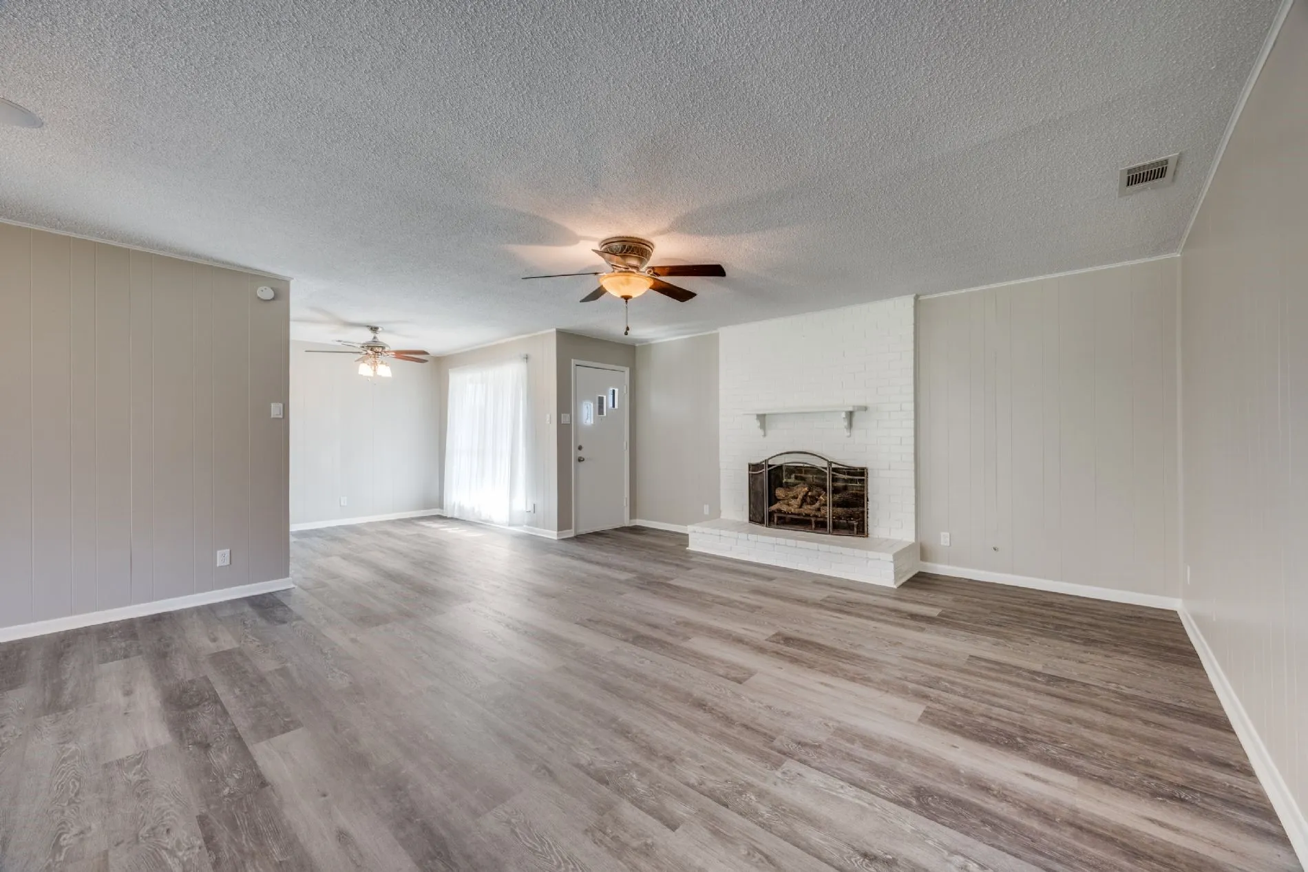 Single Family Residence For Sale in Grayson County , 109 Churchill Lane, Pottsboro, Texas 75076, 2 Bedrooms, 1 Bathroom, 2 Garage spaces, 1,133 Sqft, built in 1966, Price $270,000, mls#21337219, Real Estate Agent in Pottsboro, Homes For Sale in Grayson county, Homes For Sale in Pottsboro, Realtor in Pottsboro Texas, Real Estate Brokerage Independent Realty Texas, Luminita Cordes Realtor