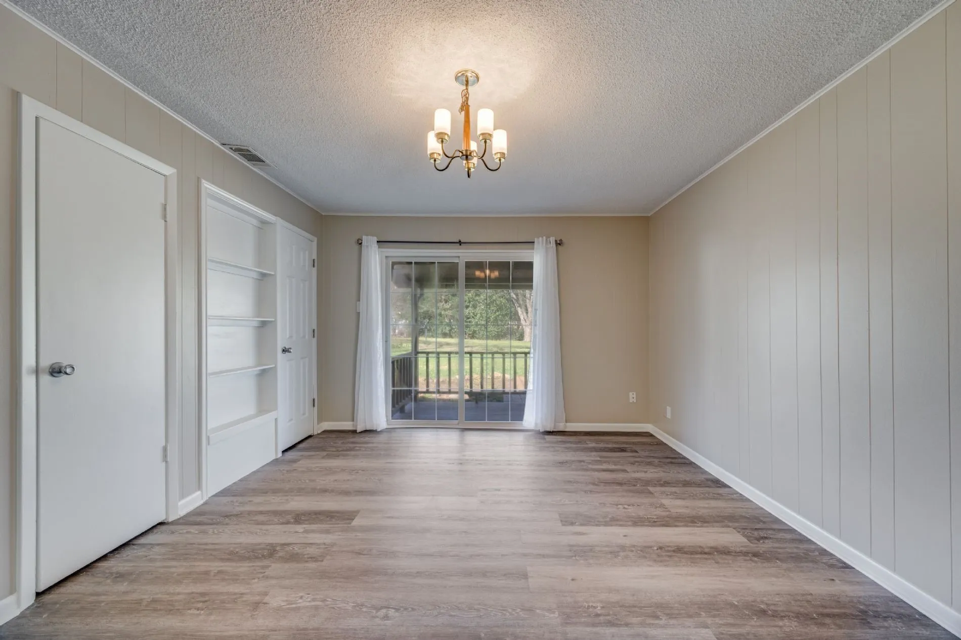 Single Family Residence For Sale in Grayson County , 109 Churchill Lane, Pottsboro, Texas 75076, 2 Bedrooms, 1 Bathroom, 2 Garage spaces, 1,133 Sqft, built in 1966, Price $270,000, mls#21337219, Real Estate Agent in Pottsboro, Homes For Sale in Grayson county, Homes For Sale in Pottsboro, Realtor in Pottsboro Texas, Real Estate Brokerage Independent Realty Texas, Luminita Cordes Realtor