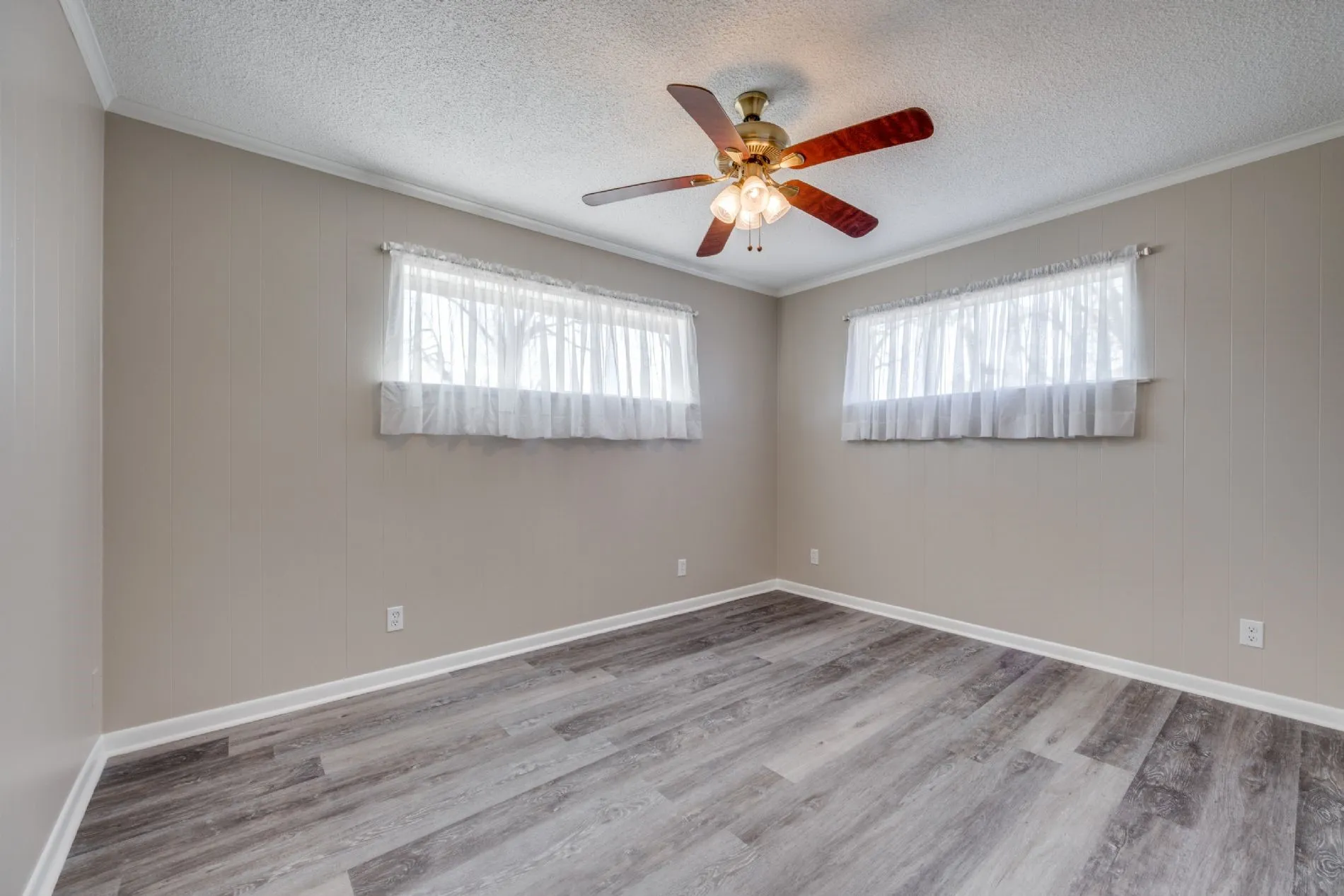 Single Family Residence For Sale in Grayson County , 109 Churchill Lane, Pottsboro, Texas 75076, 2 Bedrooms, 1 Bathroom, 2 Garage spaces, 1,133 Sqft, built in 1966, Price $270,000, mls#21337219, Real Estate Agent in Pottsboro, Homes For Sale in Grayson county, Homes For Sale in Pottsboro, Realtor in Pottsboro Texas, Real Estate Brokerage Independent Realty Texas, Luminita Cordes Realtor