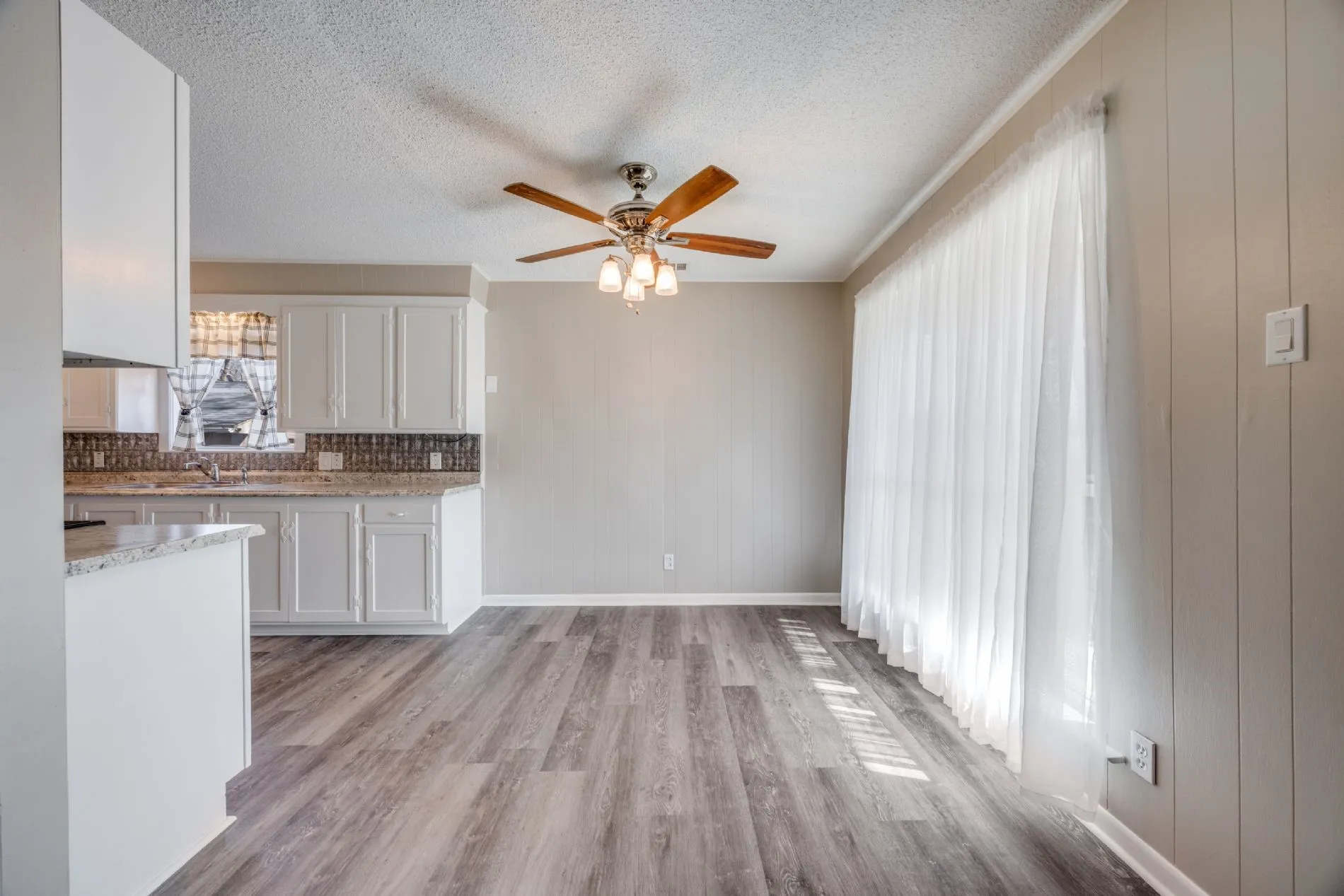 Single Family Residence For Sale in Grayson County , 109 Churchill Lane, Pottsboro, Texas 75076, 2 Bedrooms, 1 Bathroom, 2 Garage spaces, 1,133 Sqft, built in 1966, Price $270,000, mls#21337219, Real Estate Agent in Pottsboro, Homes For Sale in Grayson county, Homes For Sale in Pottsboro, Realtor in Pottsboro Texas, Real Estate Brokerage Independent Realty Texas, Luminita Cordes Realtor