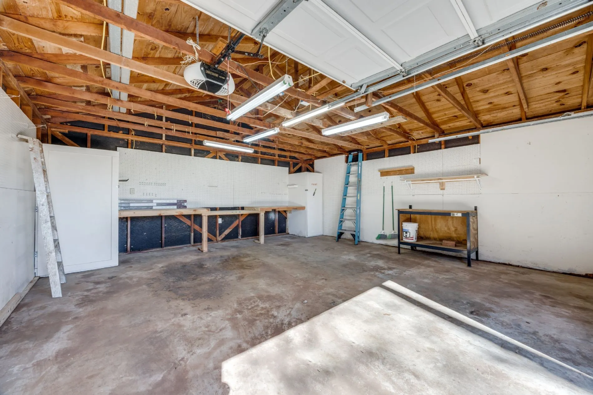 Single Family Residence For Sale in Grayson County , 109 Churchill Lane, Pottsboro, Texas 75076, 2 Bedrooms, 1 Bathroom, 2 Garage spaces, 1,133 Sqft, built in 1966, Price $270,000, mls#21337219, Real Estate Agent in Pottsboro, Homes For Sale in Grayson county, Homes For Sale in Pottsboro, Realtor in Pottsboro Texas, Real Estate Brokerage Independent Realty Texas, Luminita Cordes Realtor