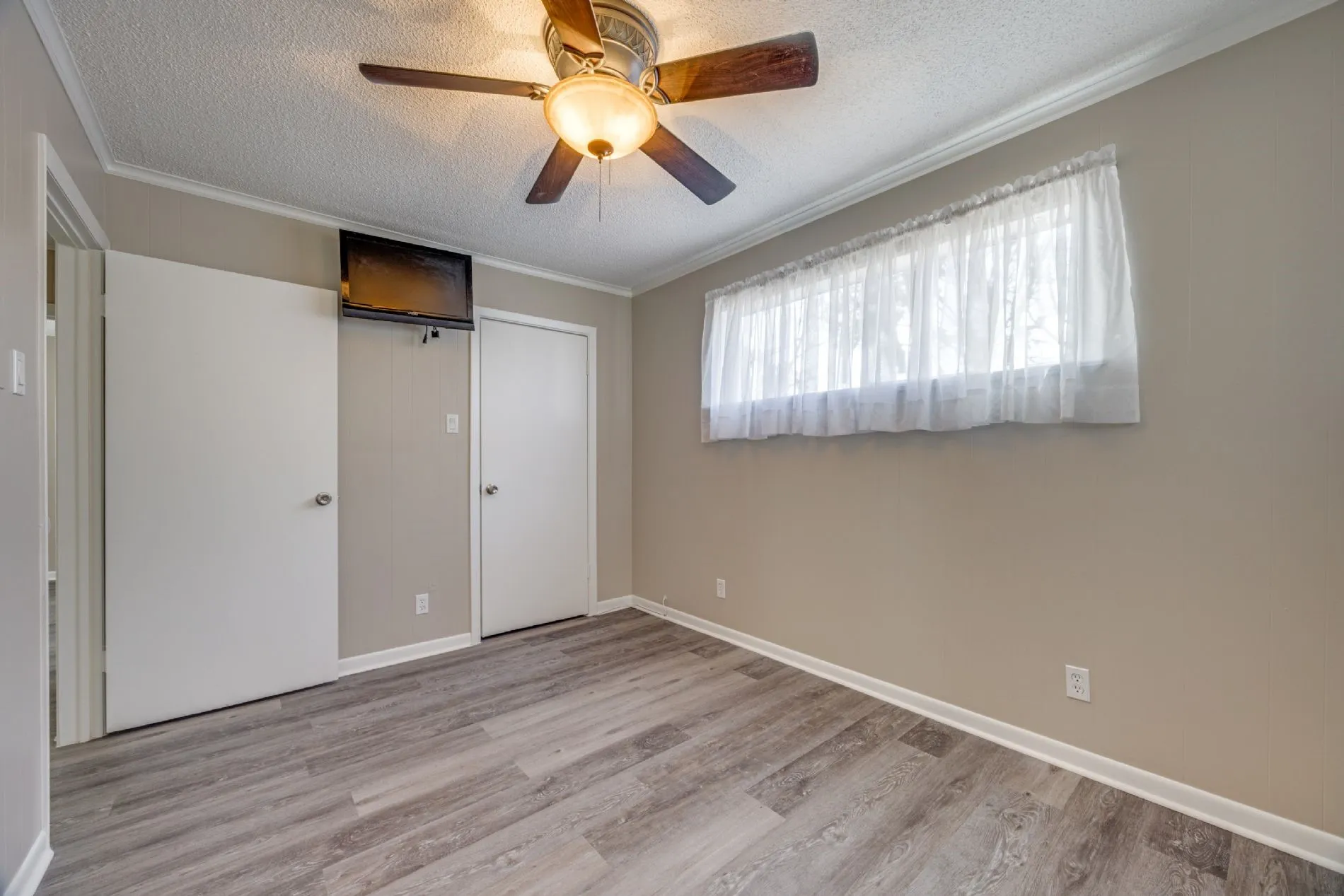 Single Family Residence For Sale in Grayson County , 109 Churchill Lane, Pottsboro, Texas 75076, 2 Bedrooms, 1 Bathroom, 2 Garage spaces, 1,133 Sqft, built in 1966, Price $270,000, mls#21337219, Real Estate Agent in Pottsboro, Homes For Sale in Grayson county, Homes For Sale in Pottsboro, Realtor in Pottsboro Texas, Real Estate Brokerage Independent Realty Texas, Luminita Cordes Realtor