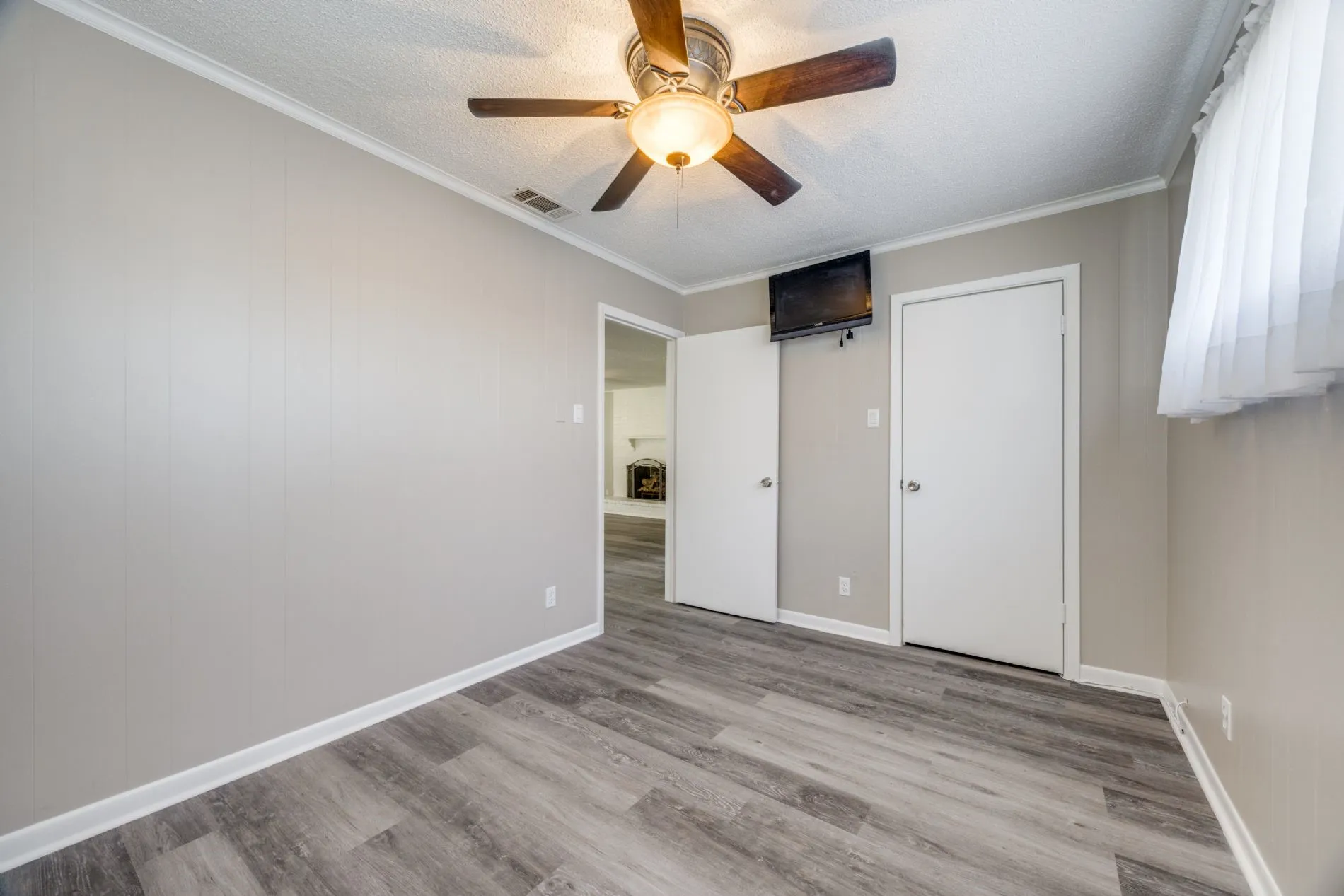 Single Family Residence For Sale in Grayson County , 109 Churchill Lane, Pottsboro, Texas 75076, 2 Bedrooms, 1 Bathroom, 2 Garage spaces, 1,133 Sqft, built in 1966, Price $270,000, mls#21337219, Real Estate Agent in Pottsboro, Homes For Sale in Grayson county, Homes For Sale in Pottsboro, Realtor in Pottsboro Texas, Real Estate Brokerage Independent Realty Texas, Luminita Cordes Realtor