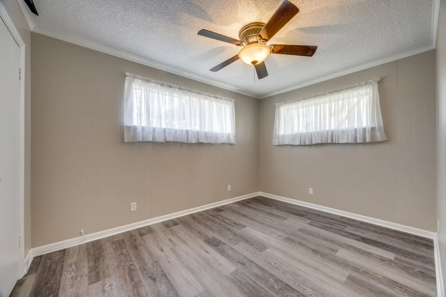 Single Family Residence For Sale in Grayson County , 109 Churchill Lane, Pottsboro, Texas 75076, 2 Bedrooms, 1 Bathroom, 2 Garage spaces, 1,133 Sqft, built in 1966, Price $270,000, mls#21337219, Real Estate Agent in Pottsboro, Homes For Sale in Grayson county, Homes For Sale in Pottsboro, Realtor in Pottsboro Texas, Real Estate Brokerage Independent Realty Texas, Luminita Cordes Realtor