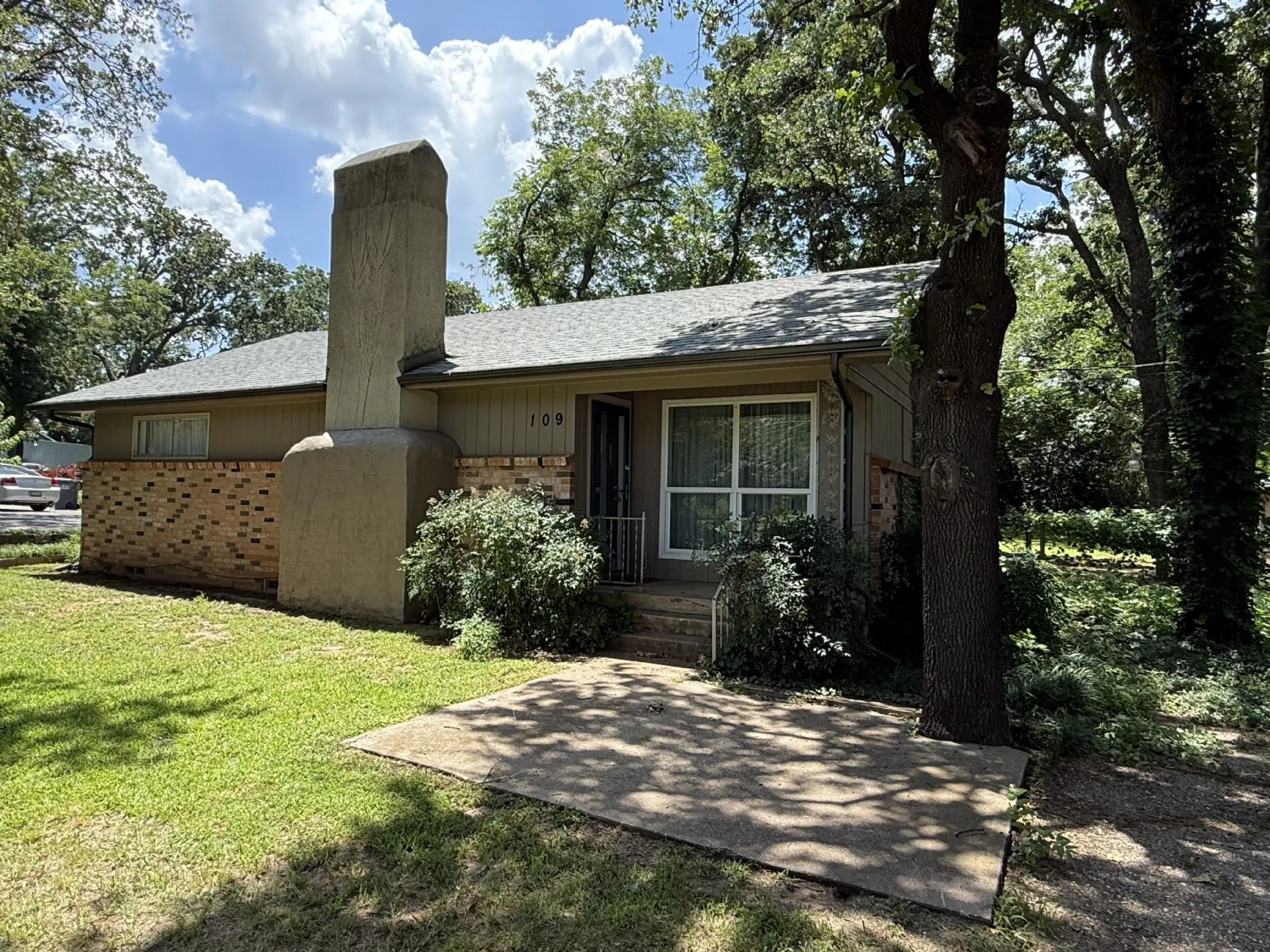 Single Family Residence For Sale in Grayson County , 109 Churchill Lane, Pottsboro, Texas 75076, 2 Bedrooms, 1 Bathroom, 2 Garage spaces, 1,133 Sqft, built in 1966, Price $270,000, mls#21337219, Real Estate Agent in Pottsboro, Homes For Sale in Grayson county, Homes For Sale in Pottsboro, Realtor in Pottsboro Texas, Real Estate Brokerage Independent Realty Texas, Luminita Cordes Realtor