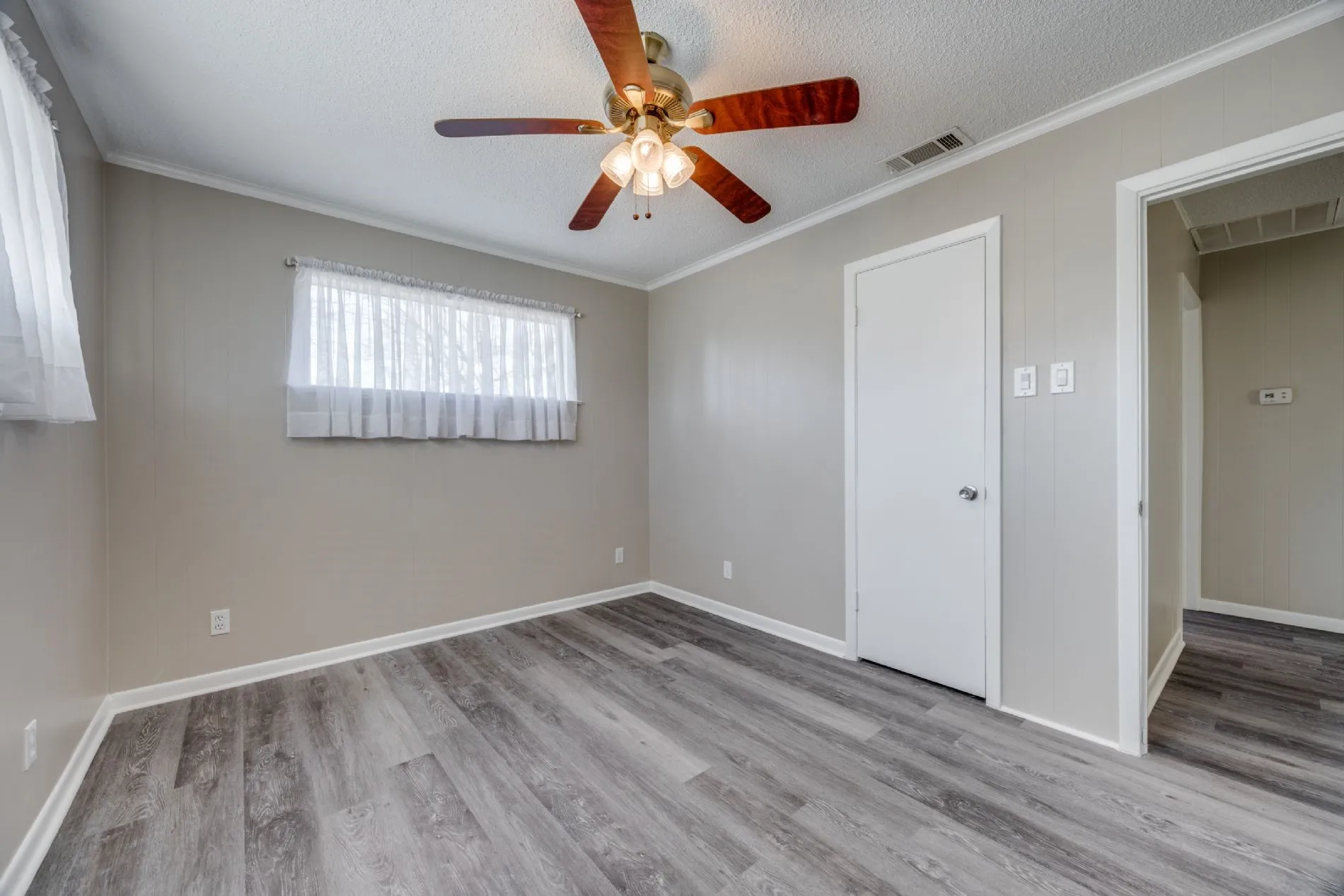 Single Family Residence For Sale in Grayson County , 109 Churchill Lane, Pottsboro, Texas 75076, 2 Bedrooms, 1 Bathroom, 2 Garage spaces, 1,133 Sqft, built in 1966, Price $270,000, mls#21337219, Real Estate Agent in Pottsboro, Homes For Sale in Grayson county, Homes For Sale in Pottsboro, Realtor in Pottsboro Texas, Real Estate Brokerage Independent Realty Texas, Luminita Cordes Realtor