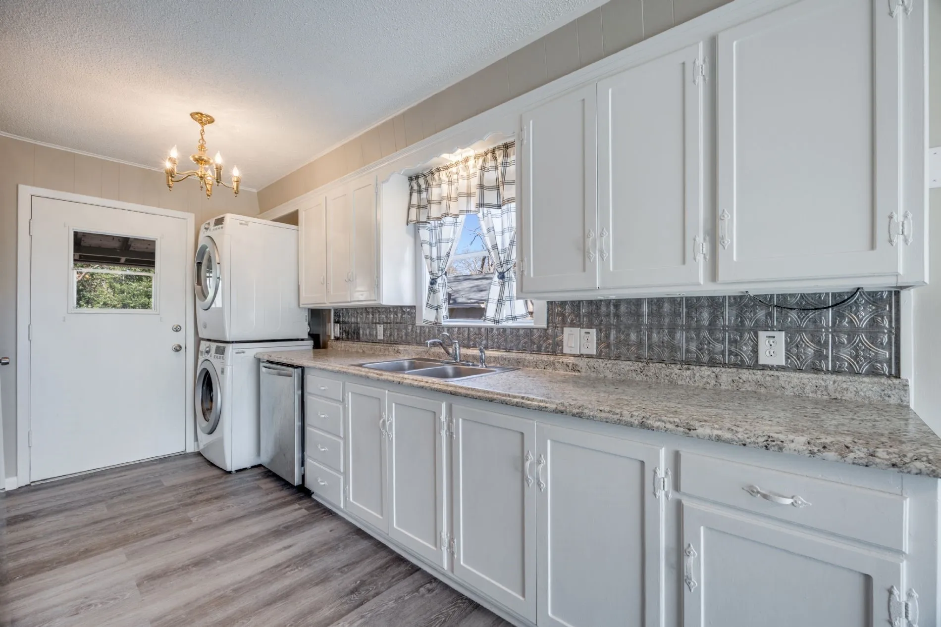 Single Family Residence For Sale in Grayson County , 109 Churchill Lane, Pottsboro, Texas 75076, 2 Bedrooms, 1 Bathroom, 2 Garage spaces, 1,133 Sqft, built in 1966, Price $270,000, mls#21337219, Real Estate Agent in Pottsboro, Homes For Sale in Grayson county, Homes For Sale in Pottsboro, Realtor in Pottsboro Texas, Real Estate Brokerage Independent Realty Texas, Luminita Cordes Realtor
