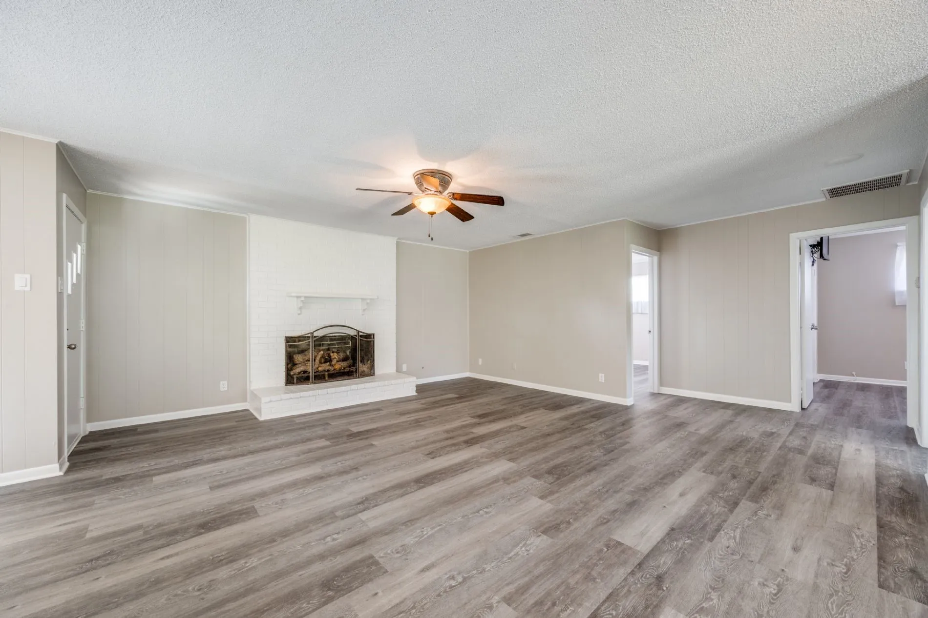 Single Family Residence For Sale in Grayson County , 109 Churchill Lane, Pottsboro, Texas 75076, 2 Bedrooms, 1 Bathroom, 2 Garage spaces, 1,133 Sqft, built in 1966, Price $270,000, mls#21337219, Real Estate Agent in Pottsboro, Homes For Sale in Grayson county, Homes For Sale in Pottsboro, Realtor in Pottsboro Texas, Real Estate Brokerage Independent Realty Texas, Luminita Cordes Realtor