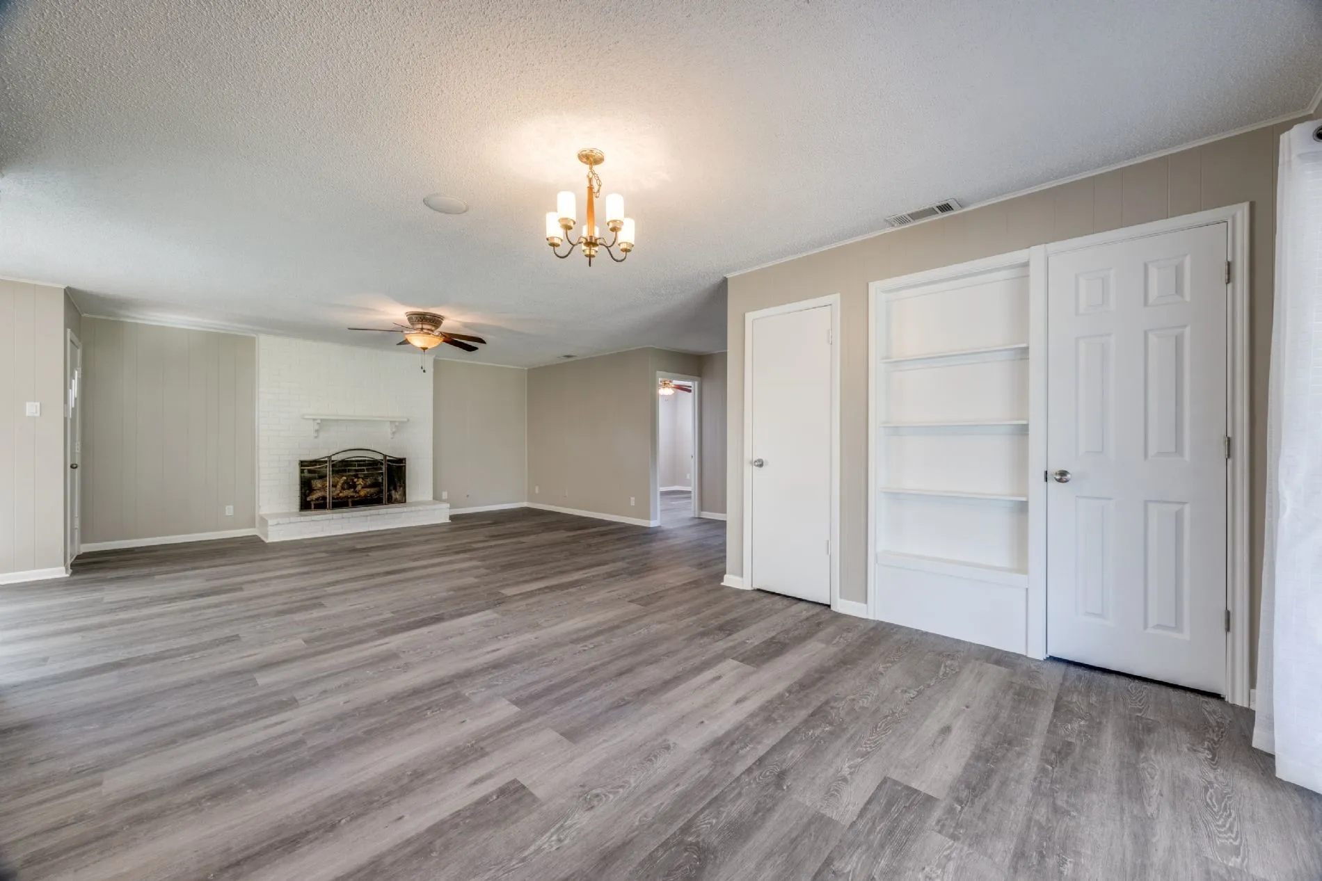 Single Family Residence For Sale in Grayson County , 109 Churchill Lane, Pottsboro, Texas 75076, 2 Bedrooms, 1 Bathroom, 2 Garage spaces, 1,133 Sqft, built in 1966, Price $270,000, mls#21337219, Real Estate Agent in Pottsboro, Homes For Sale in Grayson county, Homes For Sale in Pottsboro, Realtor in Pottsboro Texas, Real Estate Brokerage Independent Realty Texas, Luminita Cordes Realtor