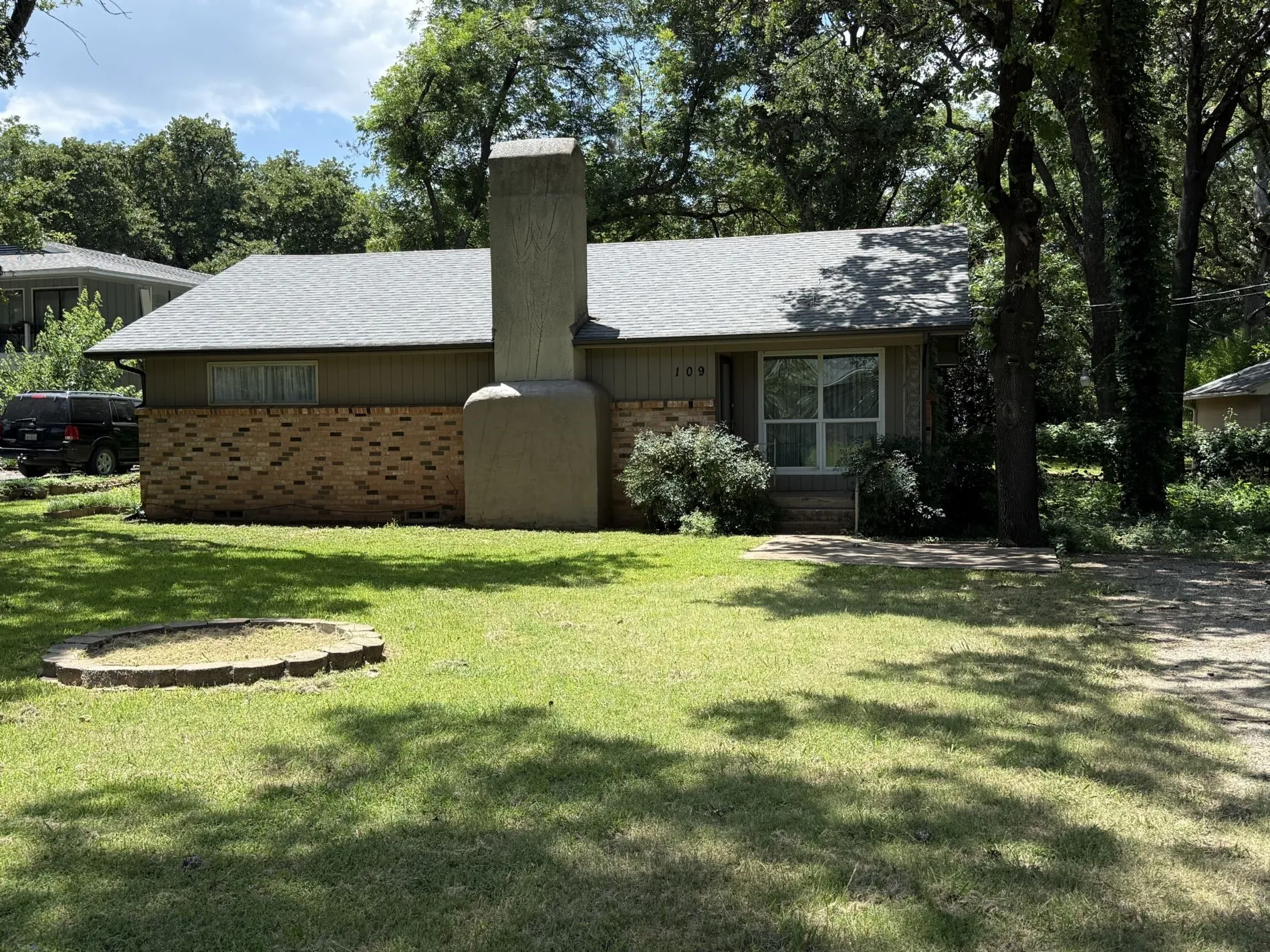 Single Family Residence For Sale in Grayson County , 109 Churchill Lane, Pottsboro, Texas 75076, 2 Bedrooms, 1 Bathroom, 2 Garage spaces, 1,133 Sqft, built in 1966, Price $270,000, mls#21337219, Real Estate Agent in Pottsboro, Homes For Sale in Grayson county, Homes For Sale in Pottsboro, Realtor in Pottsboro Texas, Real Estate Brokerage Independent Realty Texas, Luminita Cordes Realtor