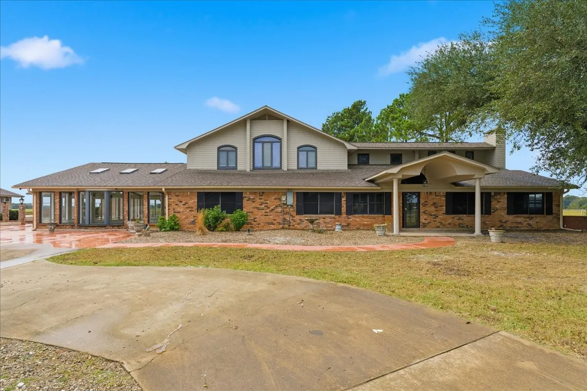 Farm For Sale in Hopkins County , 10736 E Highway 154, Sulphur Springs, Texas 75482, 4 Bedroom, 4 Bathroom, Garage spaces, 5,500 Sqft, built in 1999, mls#21338736, Real Estate Agent in Sulphur Springs, Homes For Sale in Hopkins county, Homes For Sale in Sulphur Springs, Realtor in Sulphur Springs Texas, Real Estate Brokerage Independent Realty Texas, Luminita Cordes Realtor