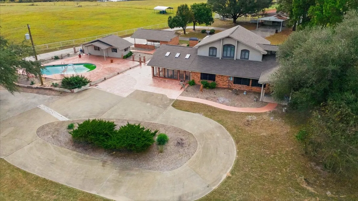 Farm For Sale in Hopkins County , 10736 E Highway 154, Sulphur Springs, Texas 75482, 4 Bedroom, 4 Bathroom, Garage spaces, 5,500 Sqft, built in 1999, mls#21338736, Real Estate Agent in Sulphur Springs, Homes For Sale in Hopkins county, Homes For Sale in Sulphur Springs, Realtor in Sulphur Springs Texas, Real Estate Brokerage Independent Realty Texas, Luminita Cordes Realtor