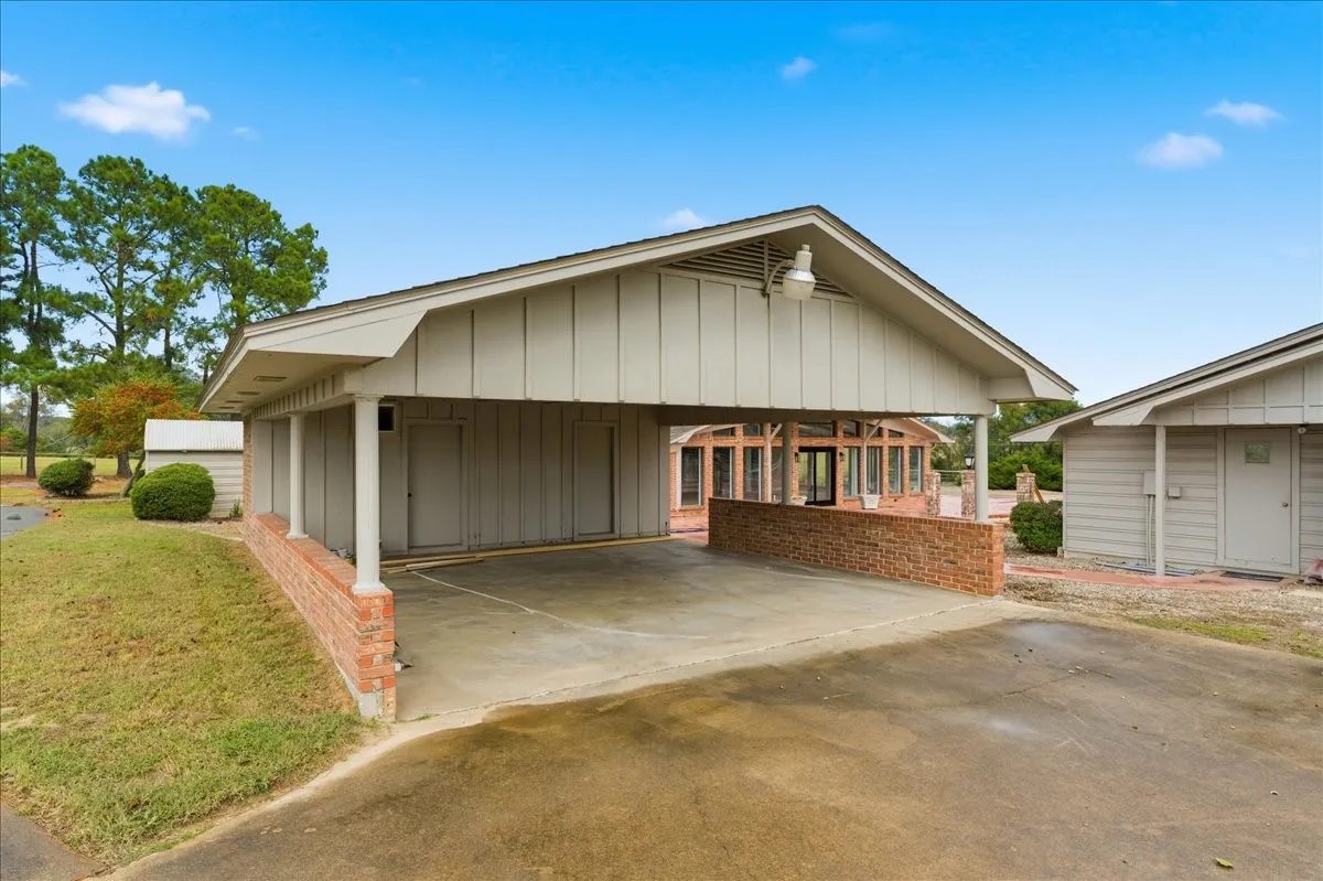 Farm For Sale in Hopkins County , 10736 E Highway 154, Sulphur Springs, Texas 75482, 4 Bedroom, 4 Bathroom, Garage spaces, 5,500 Sqft, built in 1999, mls#21338736, Real Estate Agent in Sulphur Springs, Homes For Sale in Hopkins county, Homes For Sale in Sulphur Springs, Realtor in Sulphur Springs Texas, Real Estate Brokerage Independent Realty Texas, Luminita Cordes Realtor