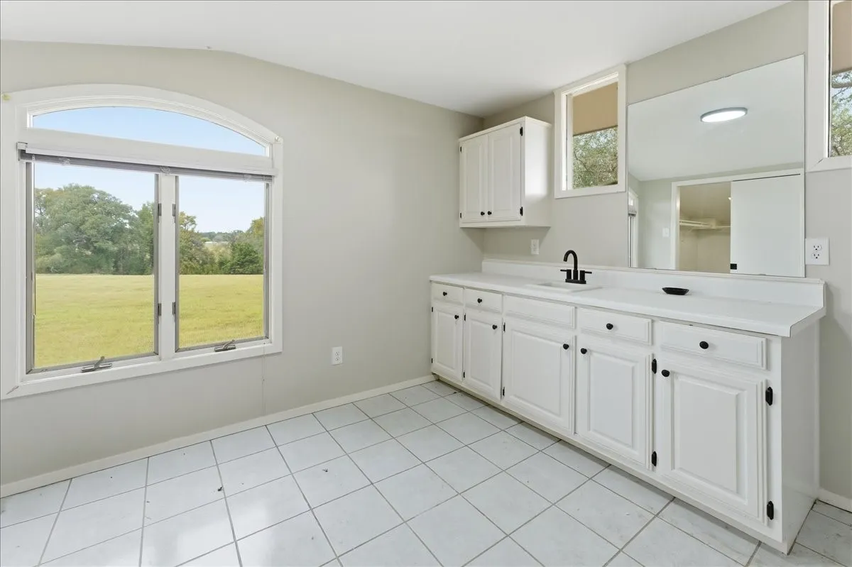 Farm For Sale in Hopkins County , 10736 E Highway 154, Sulphur Springs, Texas 75482, 4 Bedroom, 4 Bathroom, Garage spaces, 5,500 Sqft, built in 1999, mls#21338736, Real Estate Agent in Sulphur Springs, Homes For Sale in Hopkins county, Homes For Sale in Sulphur Springs, Realtor in Sulphur Springs Texas, Real Estate Brokerage Independent Realty Texas, Luminita Cordes Realtor