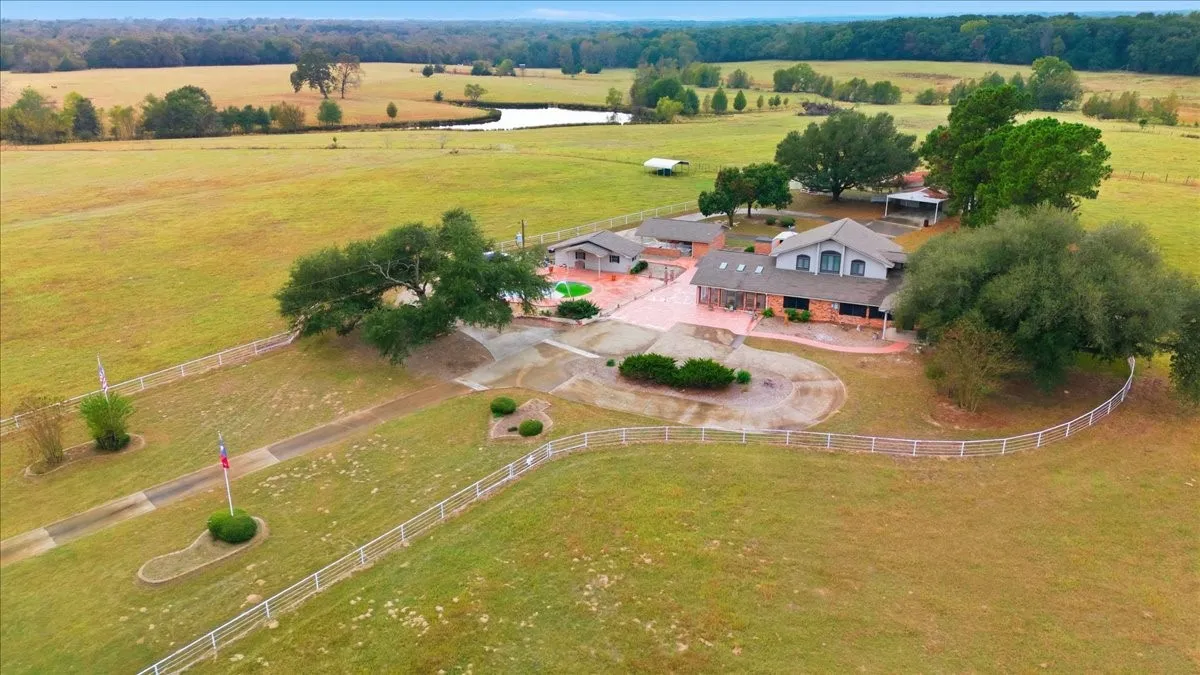 Farm For Sale in Hopkins County , 10736 E Highway 154, Sulphur Springs, Texas 75482, 4 Bedroom, 4 Bathroom, Garage spaces, 5,500 Sqft, built in 1999, mls#21338736, Real Estate Agent in Sulphur Springs, Homes For Sale in Hopkins county, Homes For Sale in Sulphur Springs, Realtor in Sulphur Springs Texas, Real Estate Brokerage Independent Realty Texas, Luminita Cordes Realtor