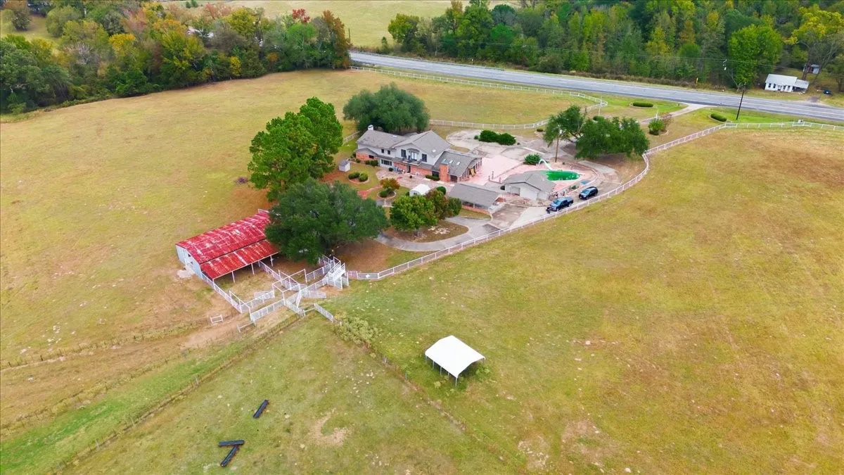 Farm For Sale in Hopkins County , 10736 E Highway 154, Sulphur Springs, Texas 75482, 4 Bedroom, 4 Bathroom, Garage spaces, 5,500 Sqft, built in 1999, mls#21338736, Real Estate Agent in Sulphur Springs, Homes For Sale in Hopkins county, Homes For Sale in Sulphur Springs, Realtor in Sulphur Springs Texas, Real Estate Brokerage Independent Realty Texas, Luminita Cordes Realtor