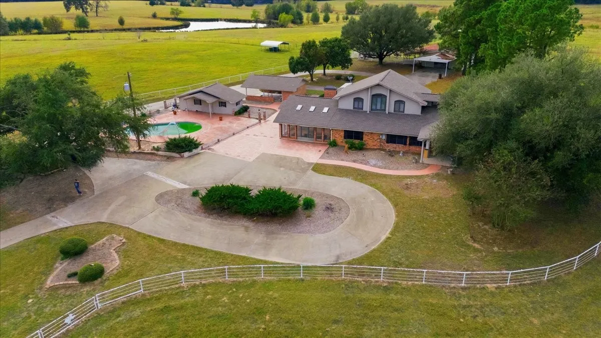 Farm For Sale in Hopkins County , 10736 E Highway 154, Sulphur Springs, Texas 75482, 4 Bedroom, 4 Bathroom, Garage spaces, 5,500 Sqft, built in 1999, mls#21338736, Real Estate Agent in Sulphur Springs, Homes For Sale in Hopkins county, Homes For Sale in Sulphur Springs, Realtor in Sulphur Springs Texas, Real Estate Brokerage Independent Realty Texas, Luminita Cordes Realtor