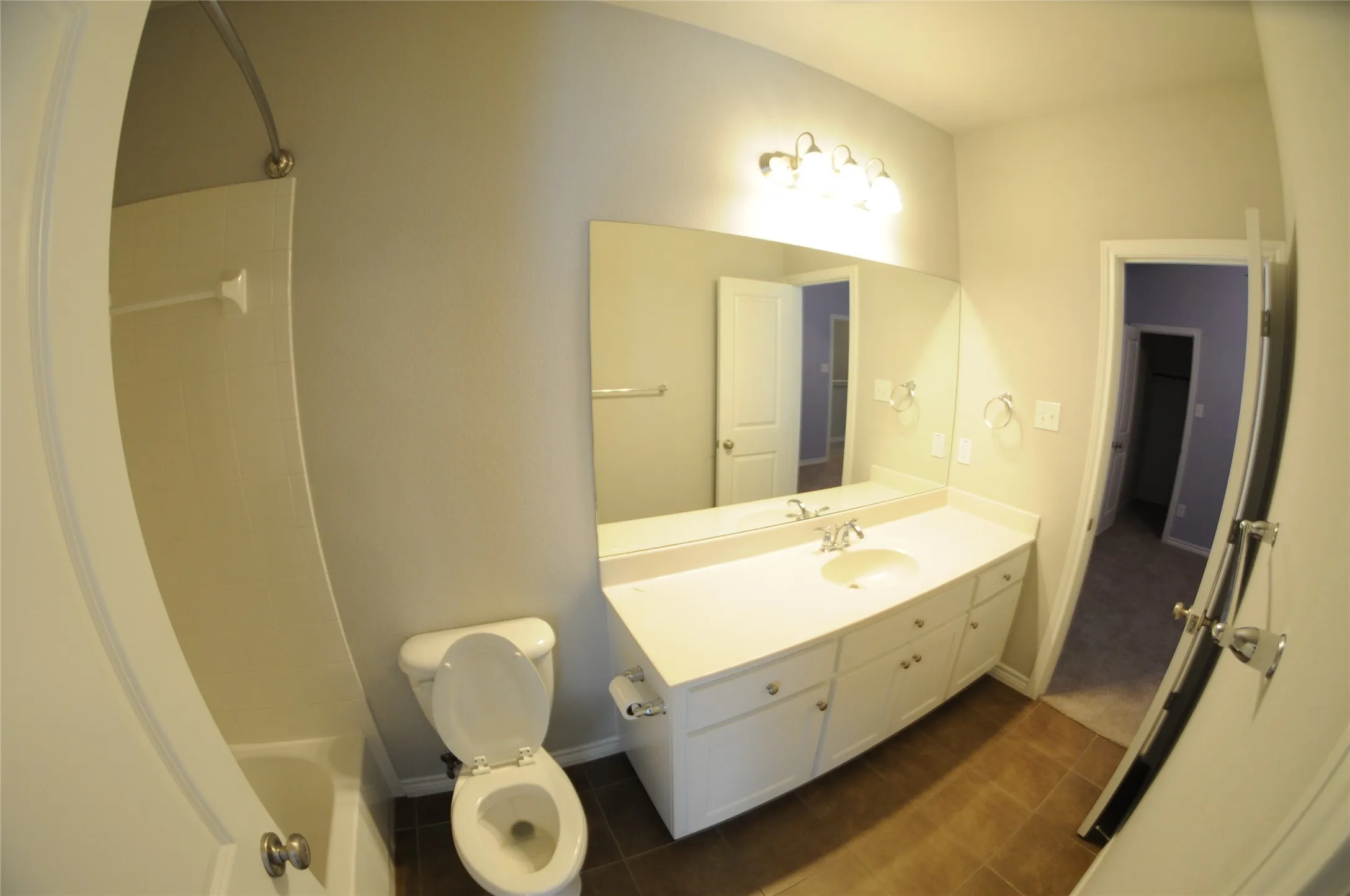 2nd Full Bathroom w tub/shower combo