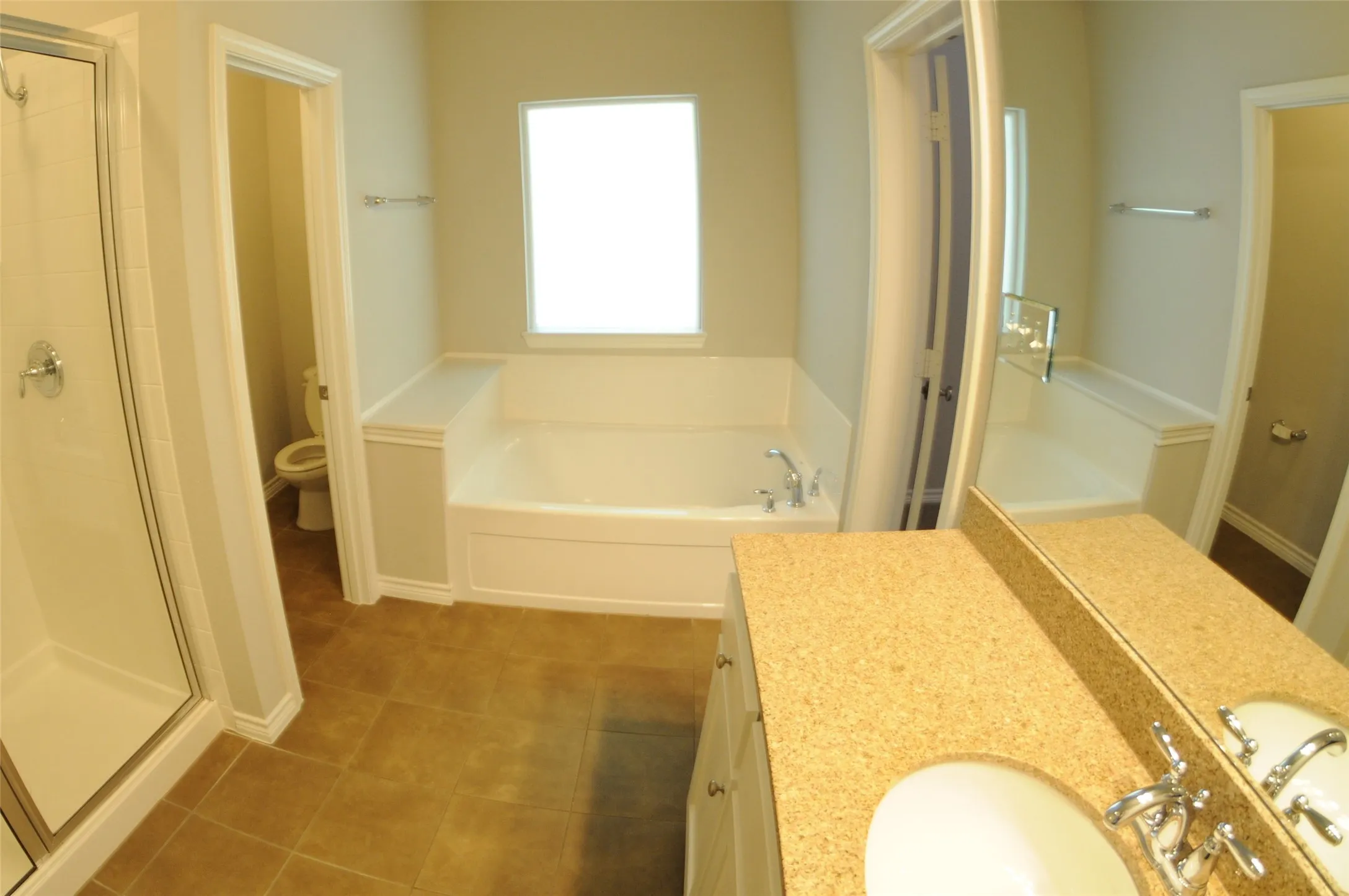 Primary Bathroom w Garden Tub