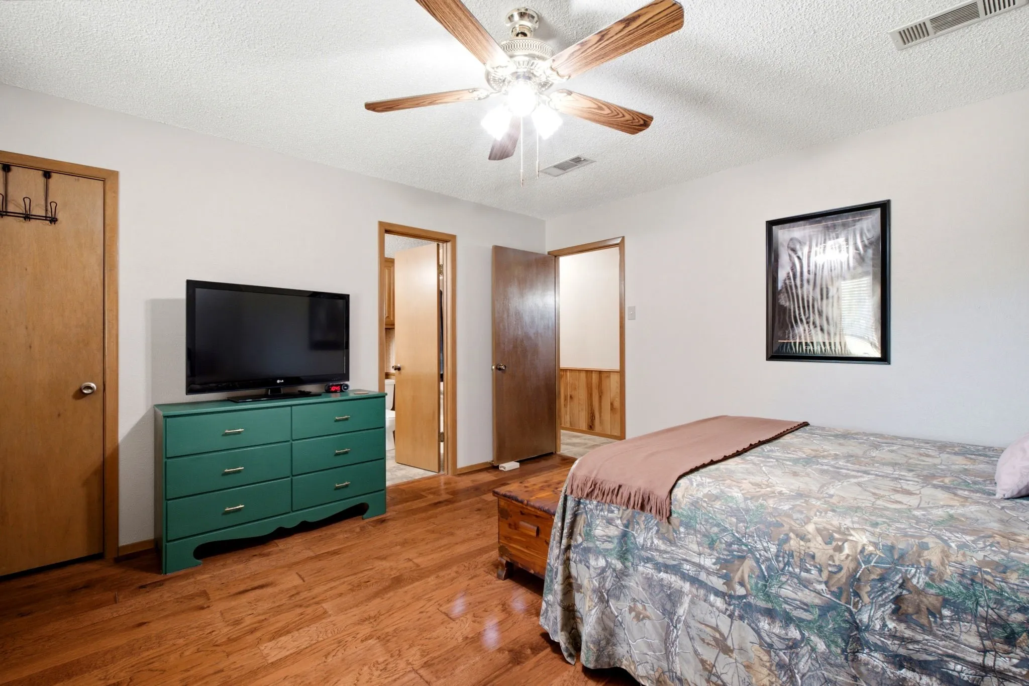 Single Family Residence For Sale in Denton County , 706 Squires Lane, Krugerville, Texas 76227, 3 Bedroom, 2 Bathroom, 2 Garage spaces, 2,180 Sqft, built in 1983, Price $365,000, mls#21336809, Real Estate Agent in Krugerville, Homes For Sale in Denton county, Homes For Sale in Krugerville, Realtor in Krugerville Texas, Real Estate Brokerage Independent Realty Texas, Luminita Cordes Realtor
