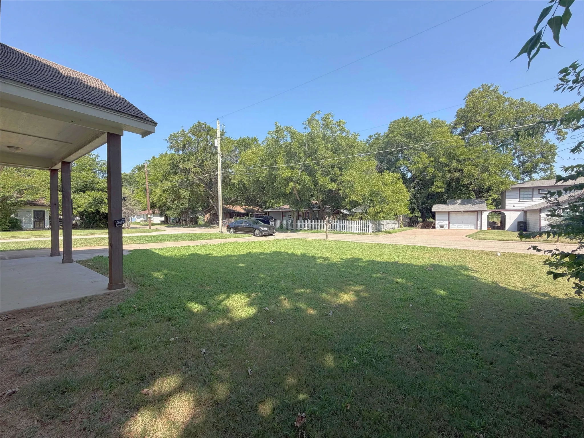 Covered front porch with a concrete slab and multiple support columns