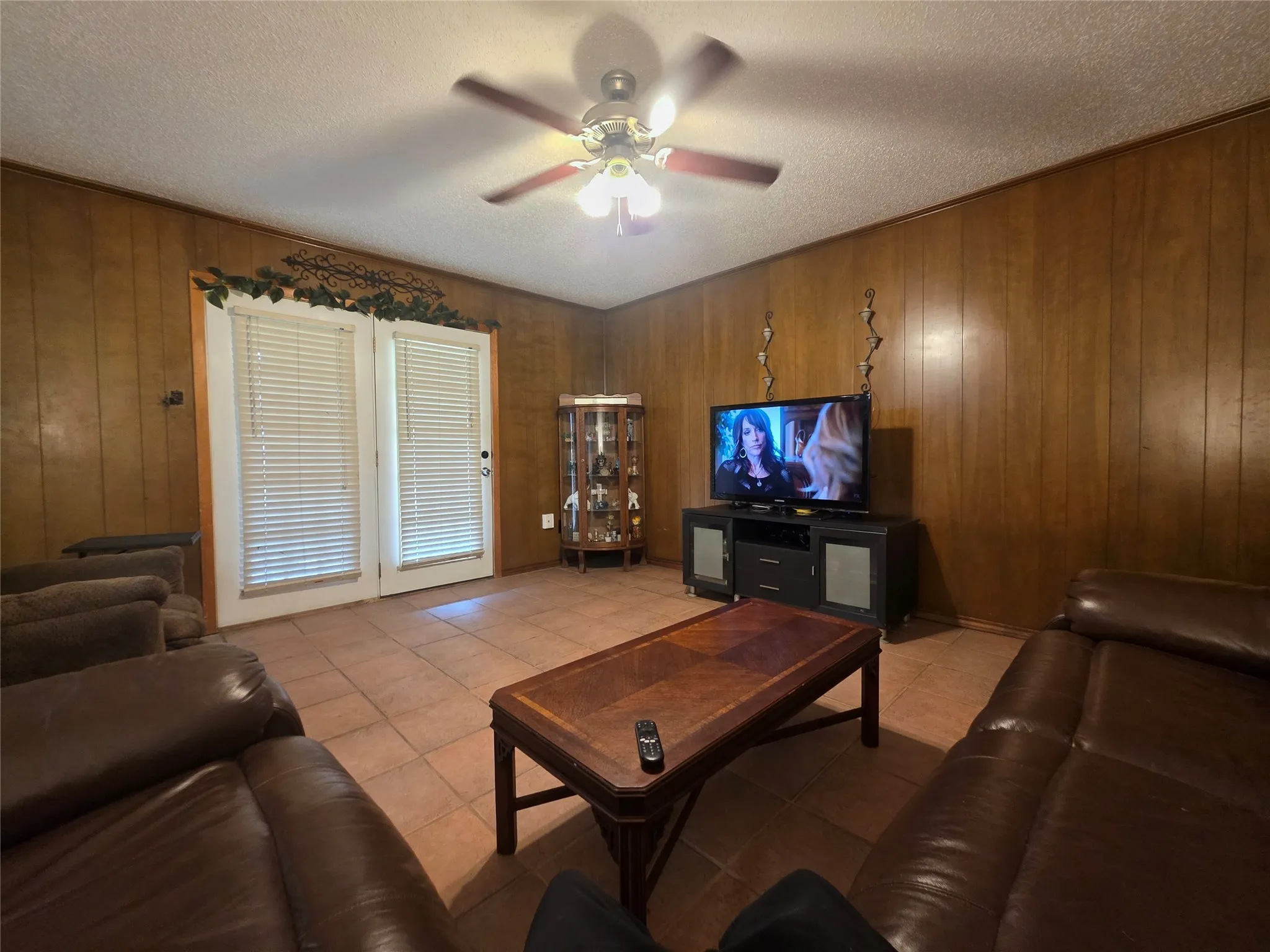 Single Family Residence For Sale in Johnson County , 304 NW Suzanne Terrace, Burleson, Texas 76028, 3 Bedroom, 2 Bathroom, 2 Garage spaces, 1,350 Sqft, built in 1970, mls#21320870, Real Estate Agent in Burleson, Homes For Sale in Johnson county, Homes For Sale in Burleson, Realtor in Burleson Texas, Real Estate Brokerage Independent Realty Texas, Luminita Cordes Realtor