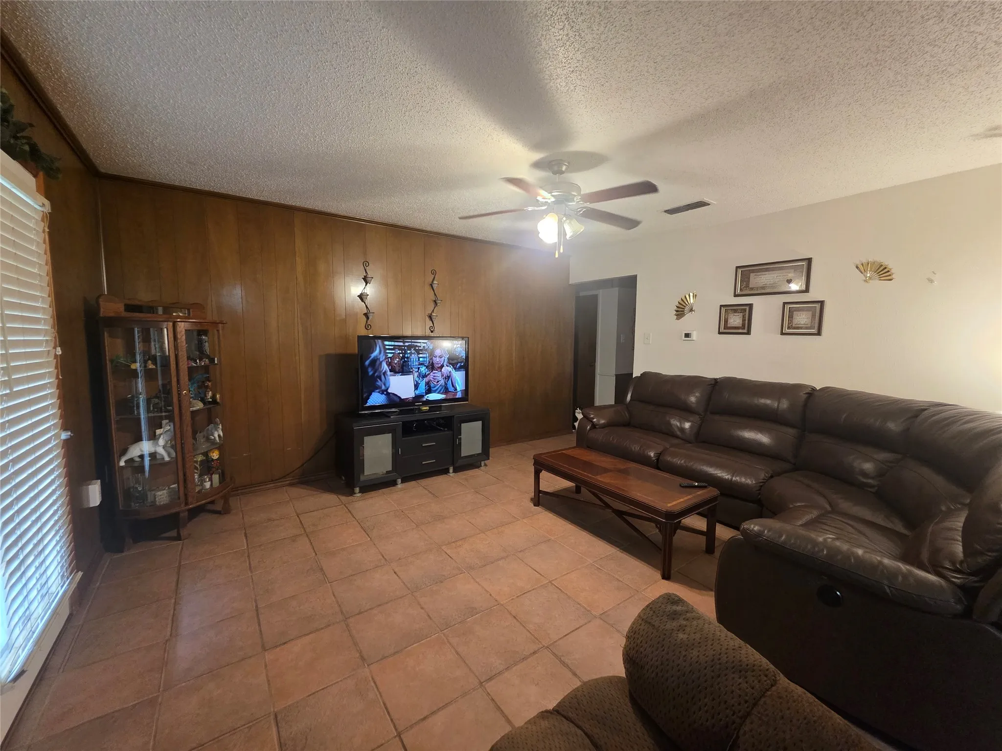 Single Family Residence For Sale in Johnson County , 304 NW Suzanne Terrace, Burleson, Texas 76028, 3 Bedroom, 2 Bathroom, 2 Garage spaces, 1,350 Sqft, built in 1970, mls#21320870, Real Estate Agent in Burleson, Homes For Sale in Johnson county, Homes For Sale in Burleson, Realtor in Burleson Texas, Real Estate Brokerage Independent Realty Texas, Luminita Cordes Realtor