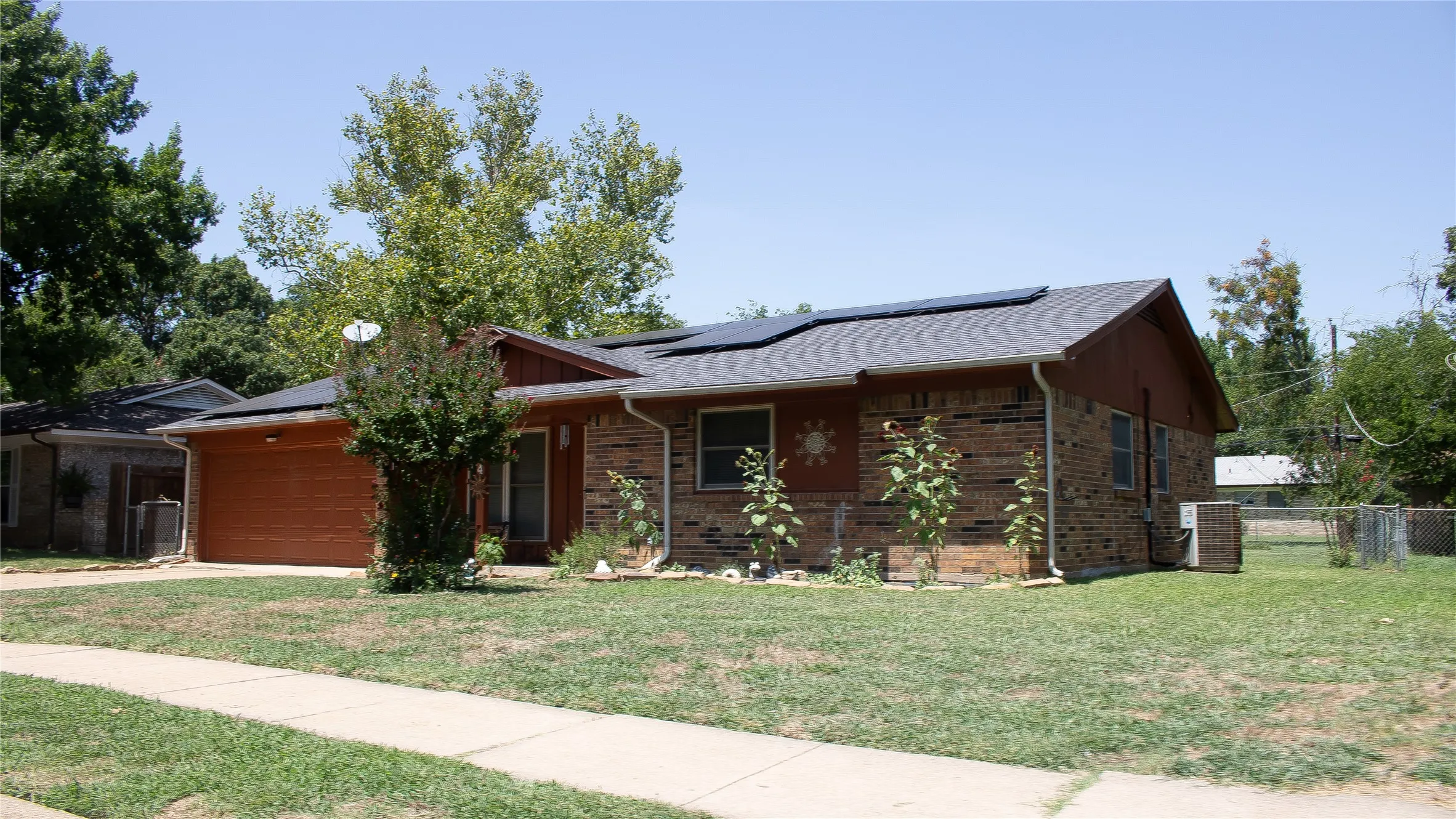 Single Family Residence For Sale in Johnson County , 304 NW Suzanne Terrace, Burleson, Texas 76028, 3 Bedroom, 2 Bathroom, 2 Garage spaces, 1,350 Sqft, built in 1970, mls#21320870, Real Estate Agent in Burleson, Homes For Sale in Johnson county, Homes For Sale in Burleson, Realtor in Burleson Texas, Real Estate Brokerage Independent Realty Texas, Luminita Cordes Realtor