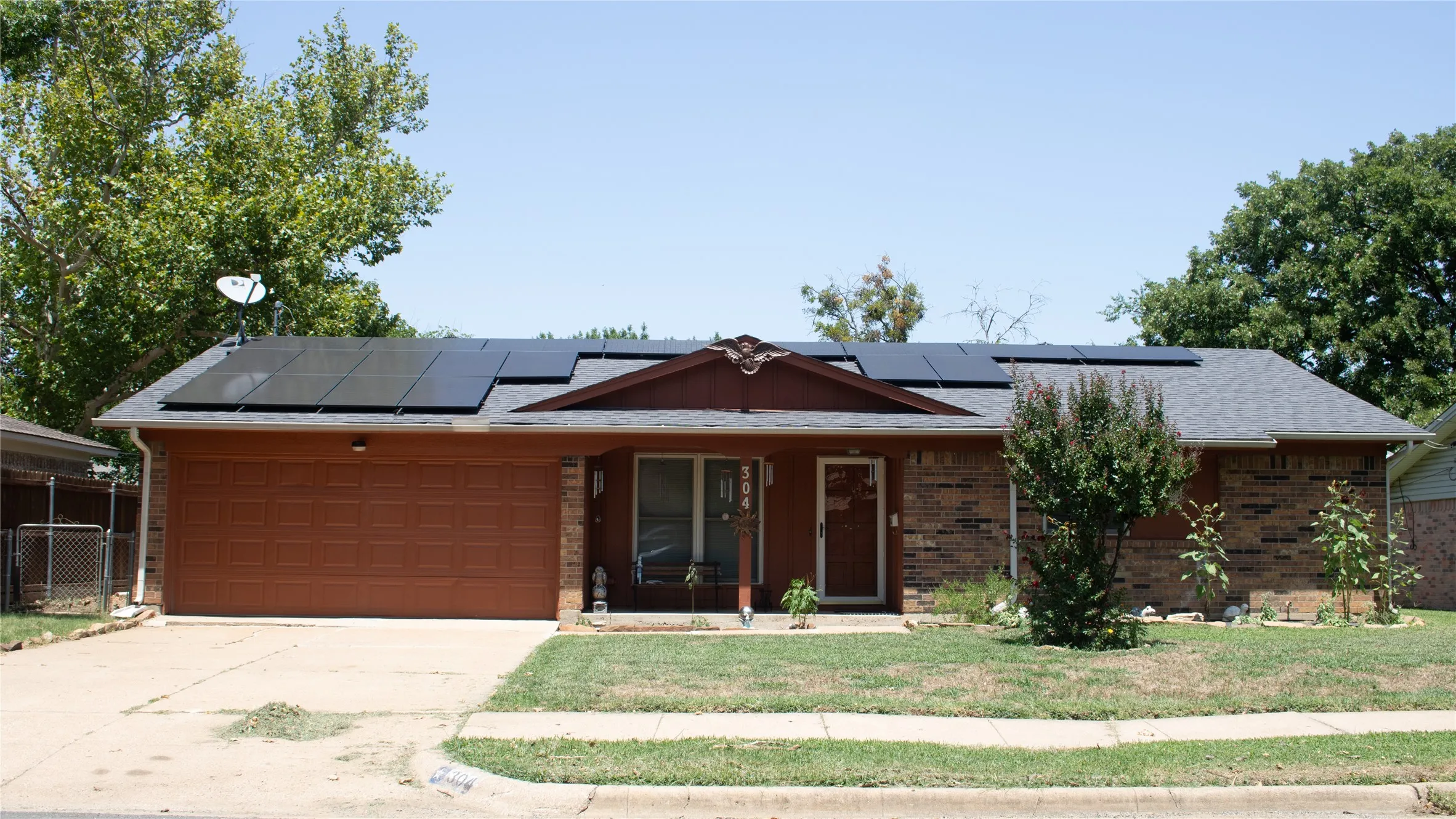 Single Family Residence For Sale in Johnson County , 304 NW Suzanne Terrace, Burleson, Texas 76028, 3 Bedroom, 2 Bathroom, 2 Garage spaces, 1,350 Sqft, built in 1970, mls#21320870, Real Estate Agent in Burleson, Homes For Sale in Johnson county, Homes For Sale in Burleson, Realtor in Burleson Texas, Real Estate Brokerage Independent Realty Texas, Luminita Cordes Realtor