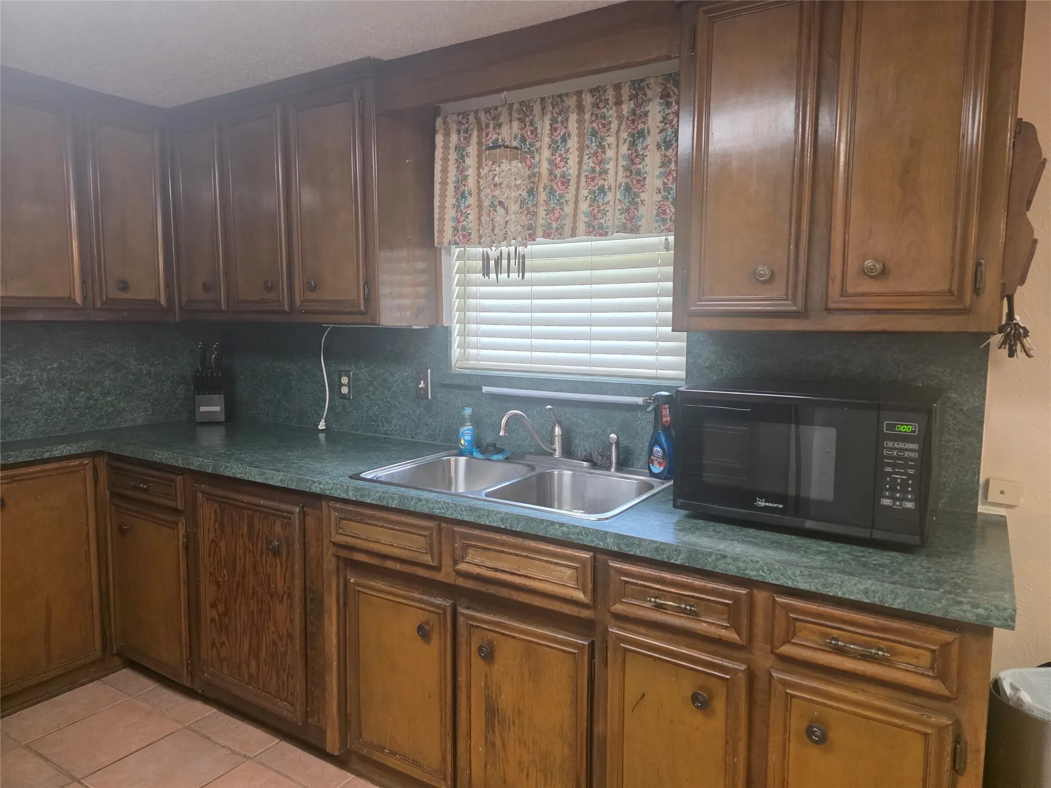 Single Family Residence For Sale in Johnson County , 304 NW Suzanne Terrace, Burleson, Texas 76028, 3 Bedroom, 2 Bathroom, 2 Garage spaces, 1,350 Sqft, built in 1970, mls#21320870, Real Estate Agent in Burleson, Homes For Sale in Johnson county, Homes For Sale in Burleson, Realtor in Burleson Texas, Real Estate Brokerage Independent Realty Texas, Luminita Cordes Realtor