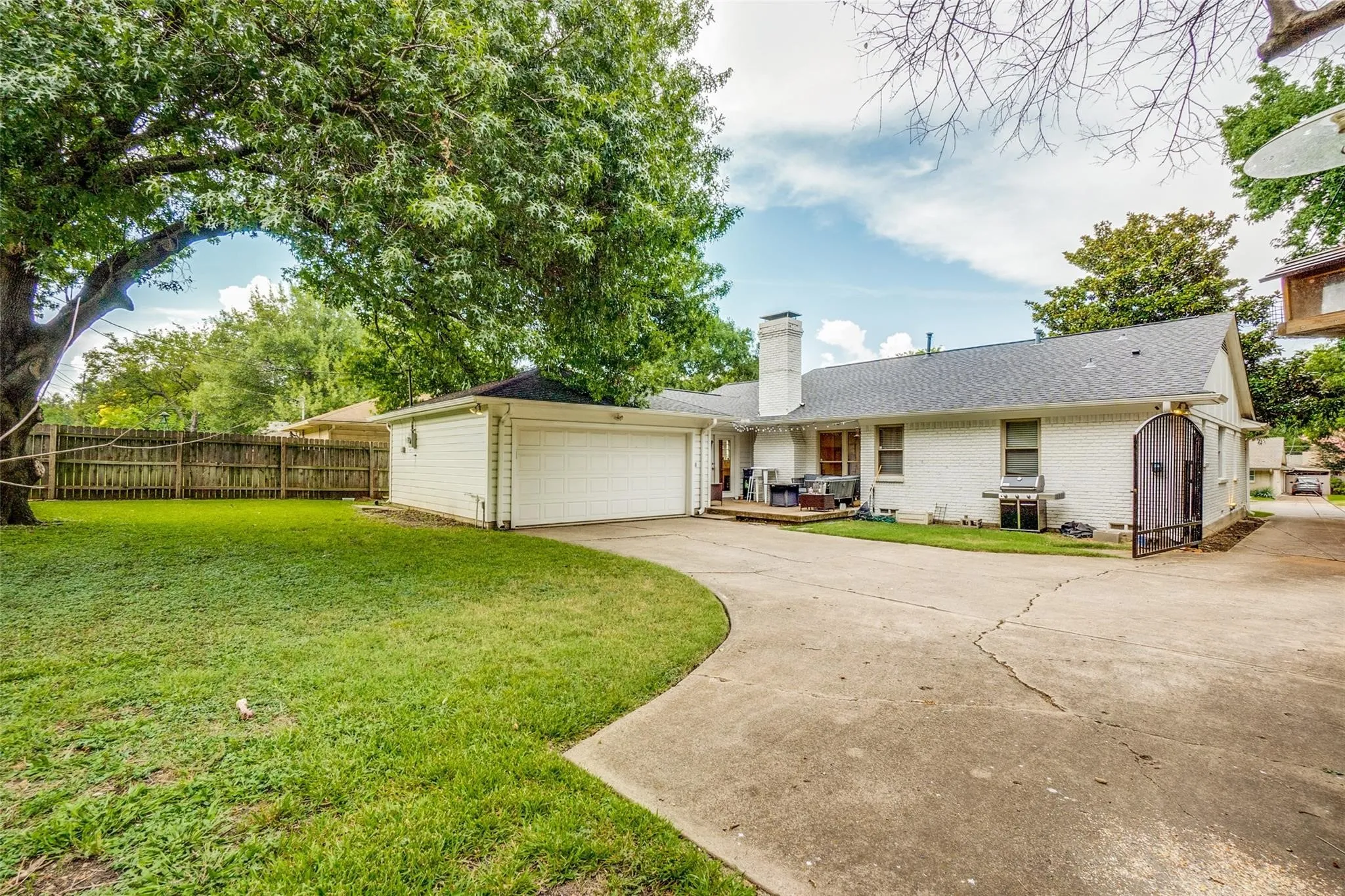 Single Family Residence For Rent in Dallas County , 6711 Kingsbury Drive, Dallas, Texas 75231, 4 Bedroom, 4 Bathroom, 2 Garage spaces, 1,911 Sqft, built in 1963, mls#21338771, Real Estate Agent in Dallas, Homes For Rent in Dallas county, Homes For Rent in Dallas, Realtor in Dallas Texas, Real Estate Brokerage Independent Realty Texas, Luminita Cordes Realtor