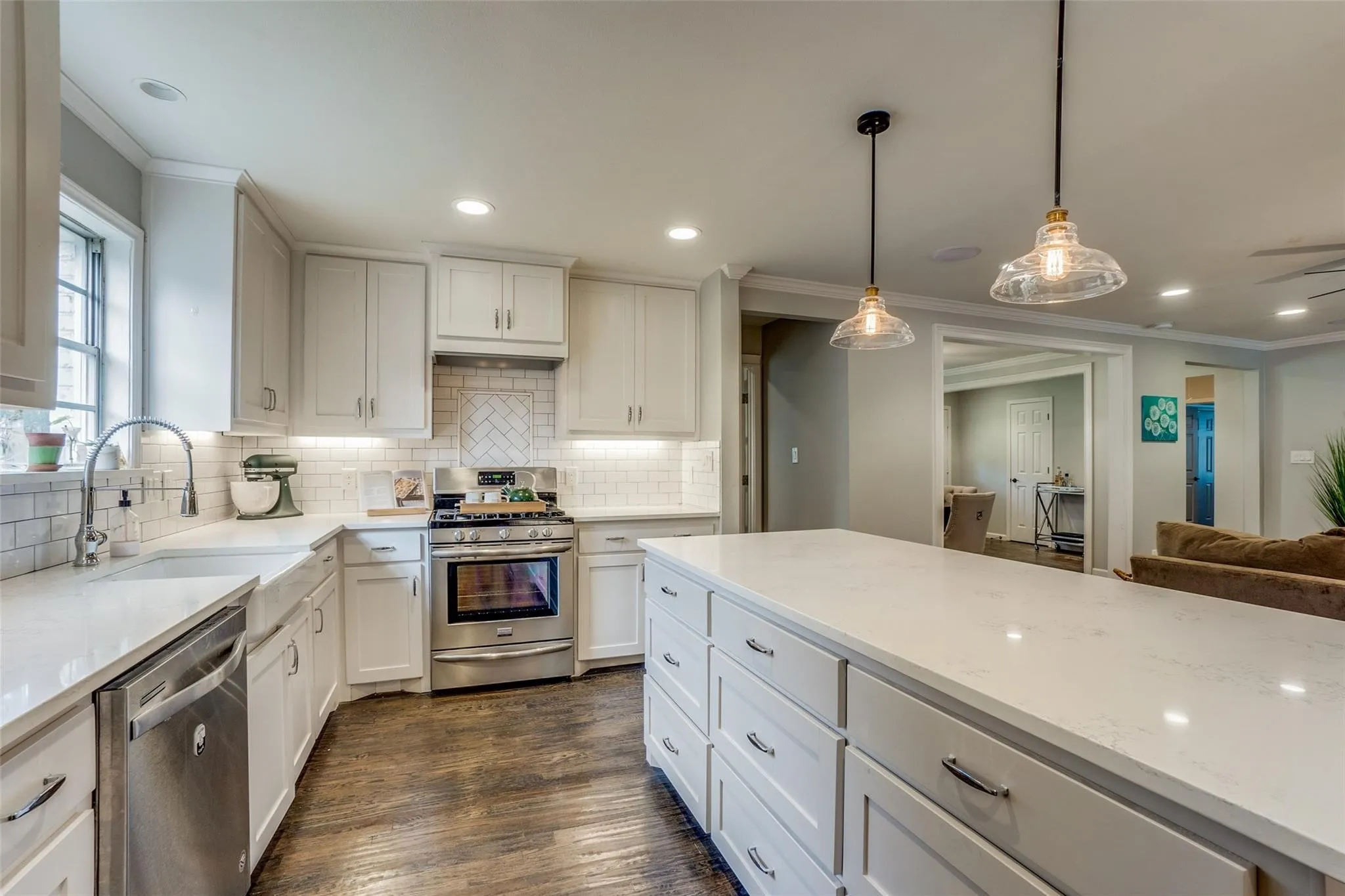 Single Family Residence For Rent in Dallas County , 6711 Kingsbury Drive, Dallas, Texas 75231, 4 Bedroom, 4 Bathroom, 2 Garage spaces, 1,911 Sqft, built in 1963, mls#21338771, Real Estate Agent in Dallas, Homes For Rent in Dallas county, Homes For Rent in Dallas, Realtor in Dallas Texas, Real Estate Brokerage Independent Realty Texas, Luminita Cordes Realtor
