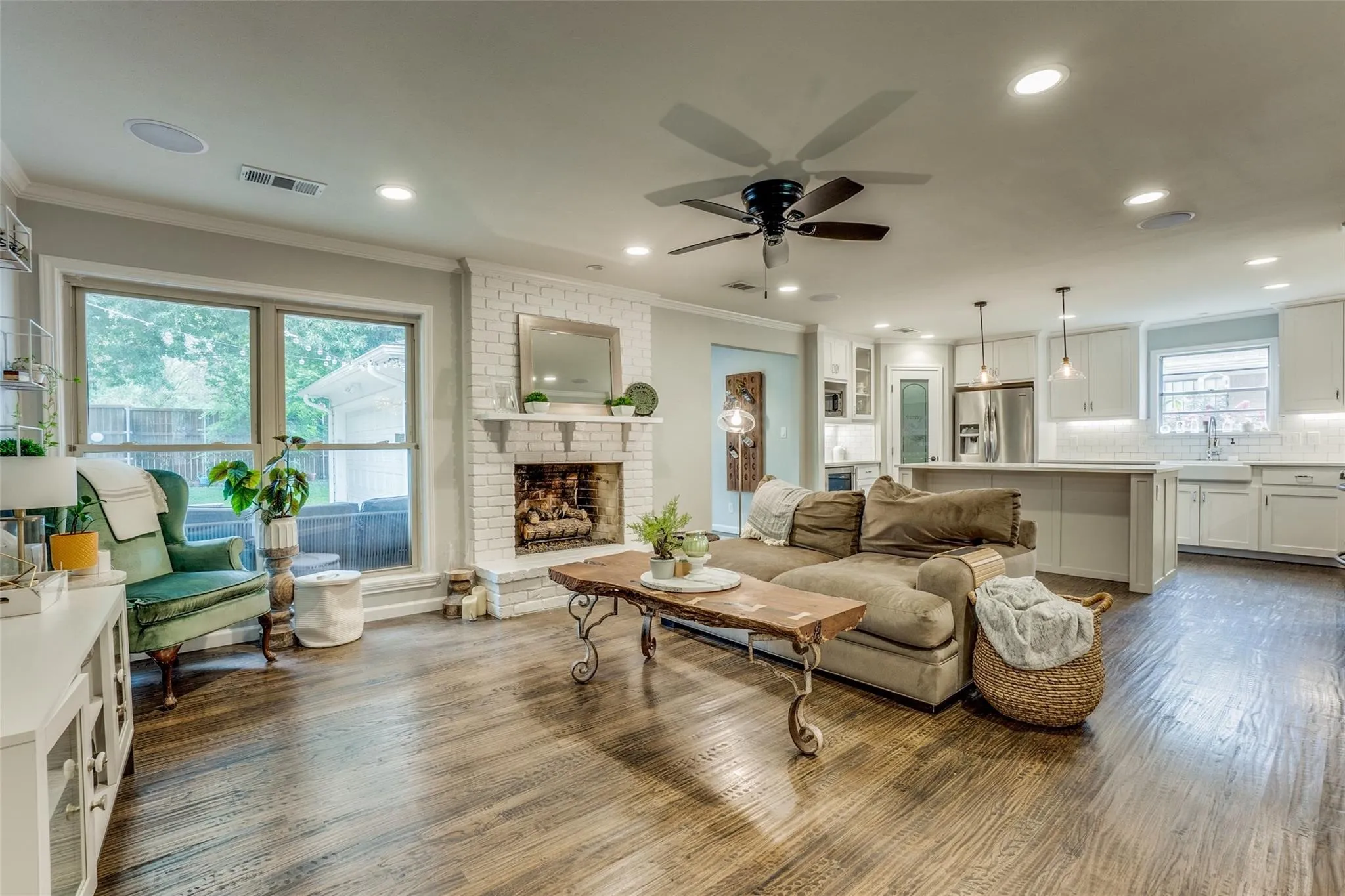 Single Family Residence For Rent in Dallas County , 6711 Kingsbury Drive, Dallas, Texas 75231, 4 Bedroom, 4 Bathroom, 2 Garage spaces, 1,911 Sqft, built in 1963, mls#21338771, Real Estate Agent in Dallas, Homes For Rent in Dallas county, Homes For Rent in Dallas, Realtor in Dallas Texas, Real Estate Brokerage Independent Realty Texas, Luminita Cordes Realtor
