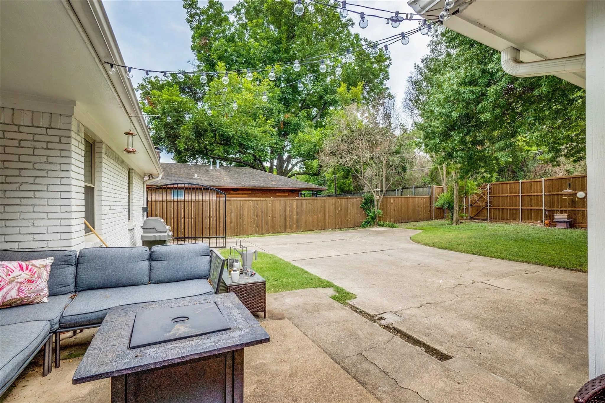 Single Family Residence For Rent in Dallas County , 6711 Kingsbury Drive, Dallas, Texas 75231, 4 Bedroom, 4 Bathroom, 2 Garage spaces, 1,911 Sqft, built in 1963, mls#21338771, Real Estate Agent in Dallas, Homes For Rent in Dallas county, Homes For Rent in Dallas, Realtor in Dallas Texas, Real Estate Brokerage Independent Realty Texas, Luminita Cordes Realtor