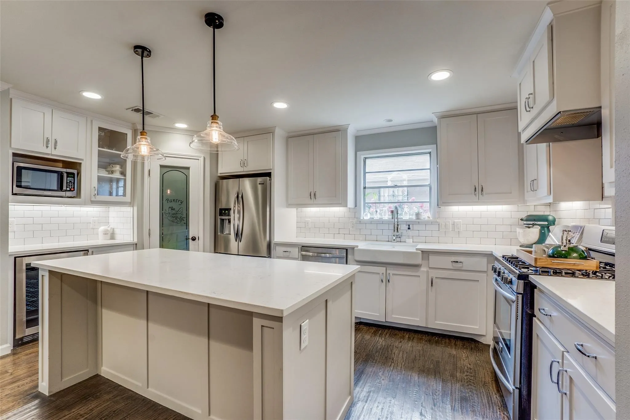 Single Family Residence For Rent in Dallas County , 6711 Kingsbury Drive, Dallas, Texas 75231, 4 Bedroom, 4 Bathroom, 2 Garage spaces, 1,911 Sqft, built in 1963, mls#21338771, Real Estate Agent in Dallas, Homes For Rent in Dallas county, Homes For Rent in Dallas, Realtor in Dallas Texas, Real Estate Brokerage Independent Realty Texas, Luminita Cordes Realtor