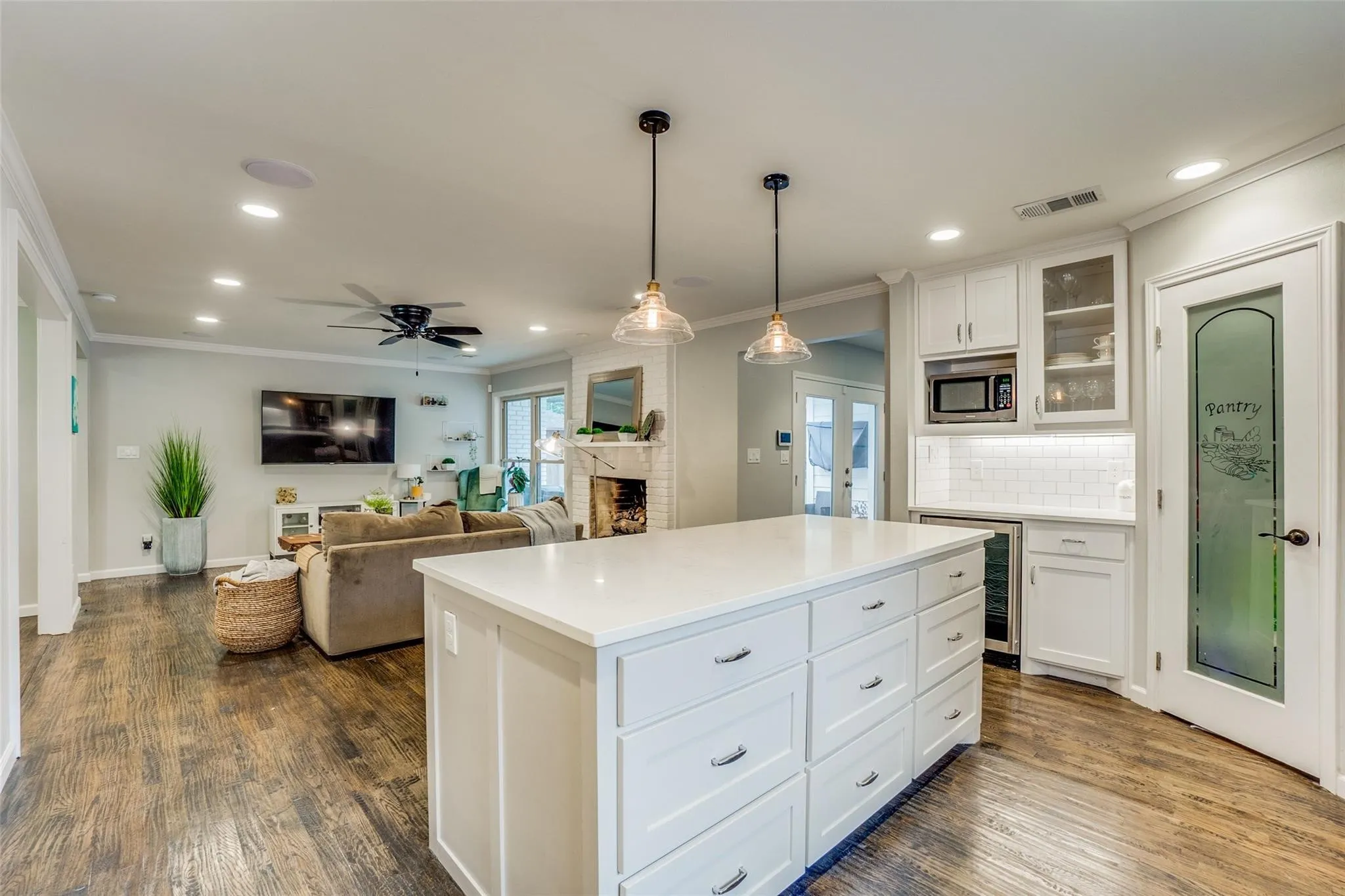 Single Family Residence For Rent in Dallas County , 6711 Kingsbury Drive, Dallas, Texas 75231, 4 Bedroom, 4 Bathroom, 2 Garage spaces, 1,911 Sqft, built in 1963, mls#21338771, Real Estate Agent in Dallas, Homes For Rent in Dallas county, Homes For Rent in Dallas, Realtor in Dallas Texas, Real Estate Brokerage Independent Realty Texas, Luminita Cordes Realtor