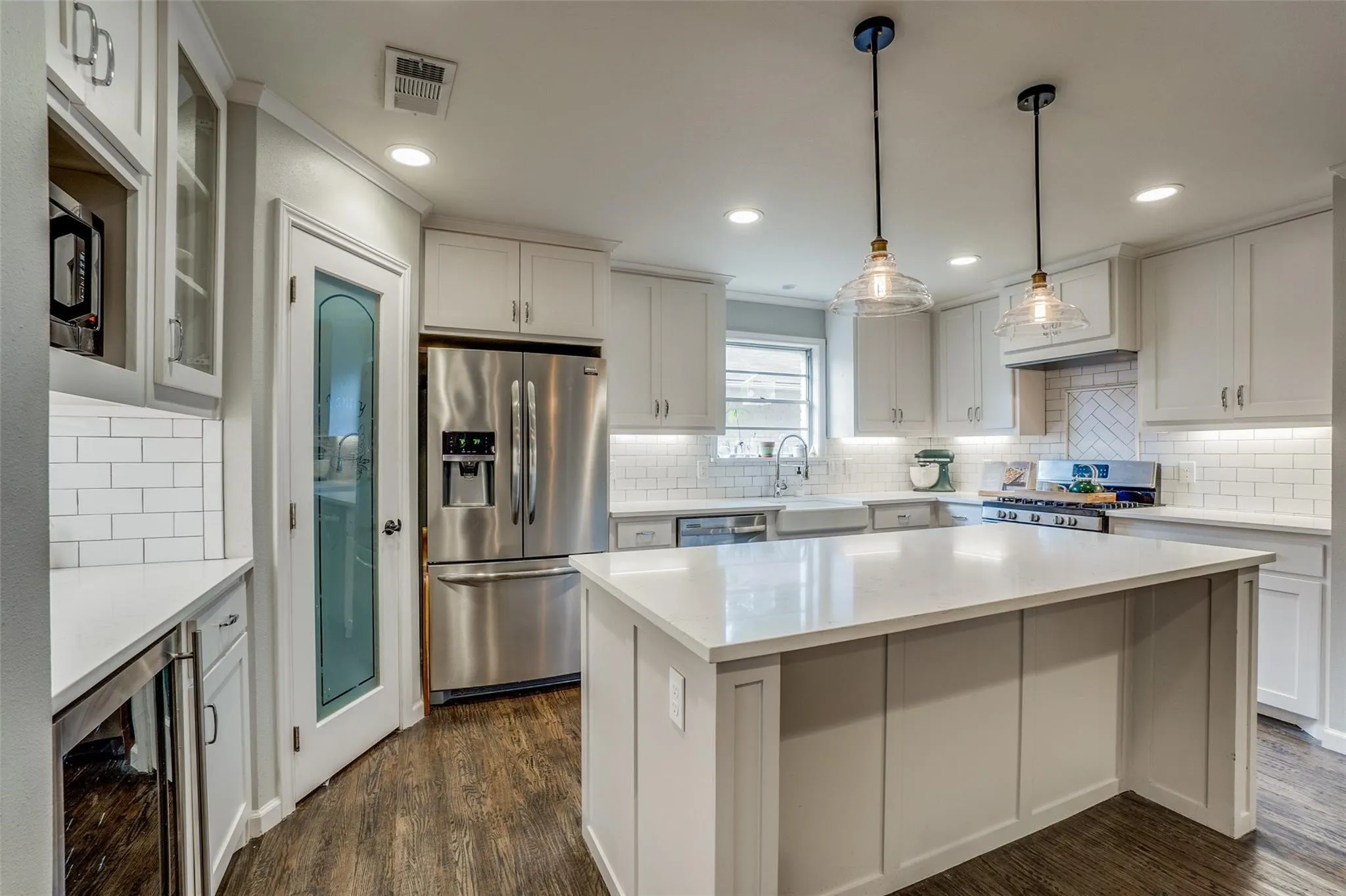 Single Family Residence For Rent in Dallas County , 6711 Kingsbury Drive, Dallas, Texas 75231, 4 Bedroom, 4 Bathroom, 2 Garage spaces, 1,911 Sqft, built in 1963, mls#21338771, Real Estate Agent in Dallas, Homes For Rent in Dallas county, Homes For Rent in Dallas, Realtor in Dallas Texas, Real Estate Brokerage Independent Realty Texas, Luminita Cordes Realtor