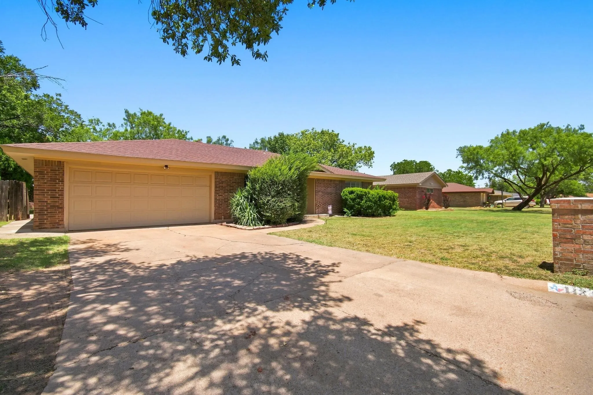 Single Family Residence For Sale in Taylor County , 1134 Piedmont Drive, Abilene, Texas 79601, 3 Bedroom, 2 Bathroom, 2 Garage spaces, 1,936 Sqft, built in 1976, mls#21335722, Real Estate Agent in Abilene, Homes For Sale in Taylor county, Homes For Sale in Abilene, Realtor in Abilene Texas, Real Estate Brokerage Independent Realty Texas, Luminita Cordes Realtor