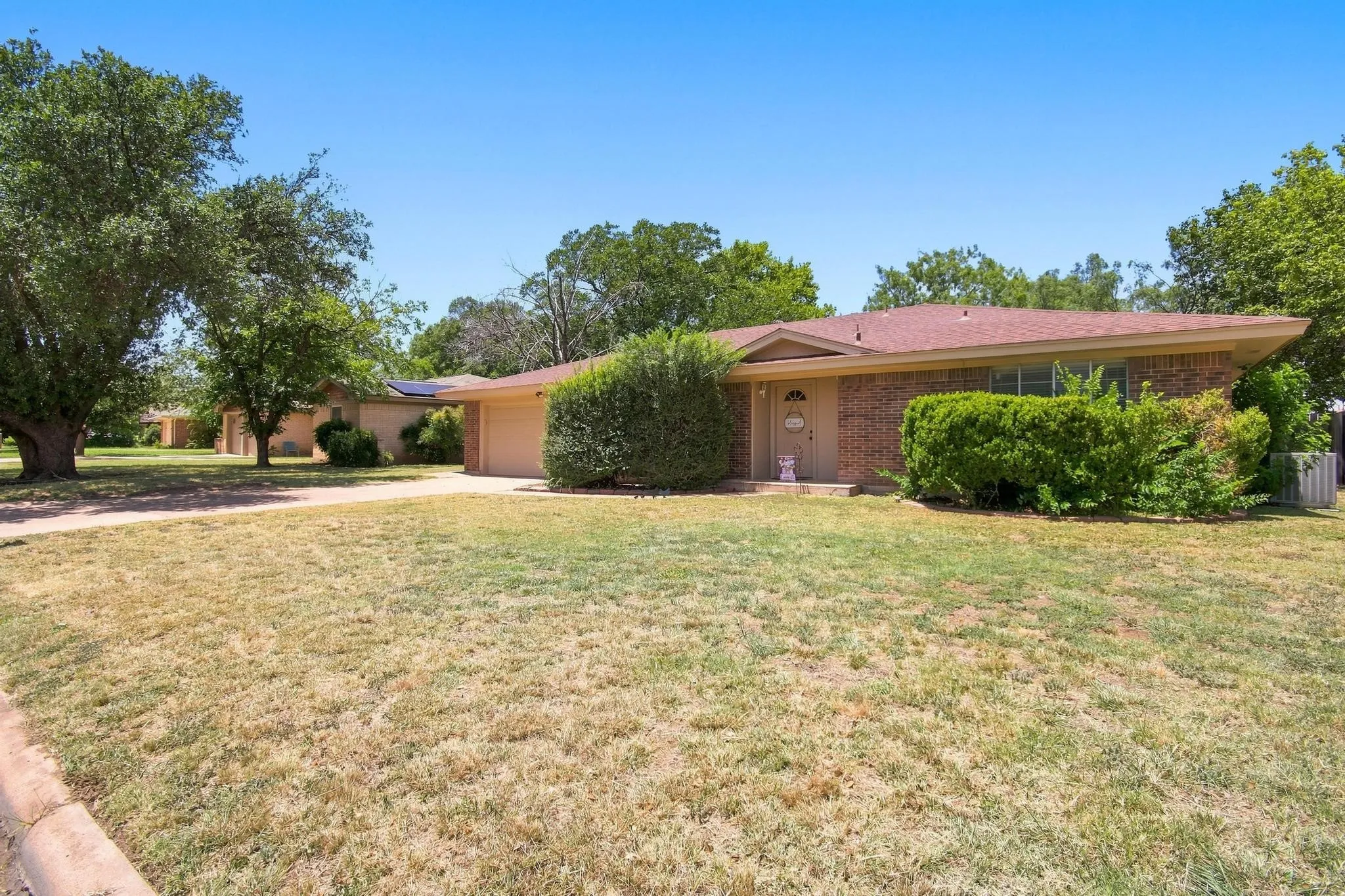 Single Family Residence For Sale in Taylor County , 1134 Piedmont Drive, Abilene, Texas 79601, 3 Bedroom, 2 Bathroom, 2 Garage spaces, 1,936 Sqft, built in 1976, mls#21335722, Real Estate Agent in Abilene, Homes For Sale in Taylor county, Homes For Sale in Abilene, Realtor in Abilene Texas, Real Estate Brokerage Independent Realty Texas, Luminita Cordes Realtor