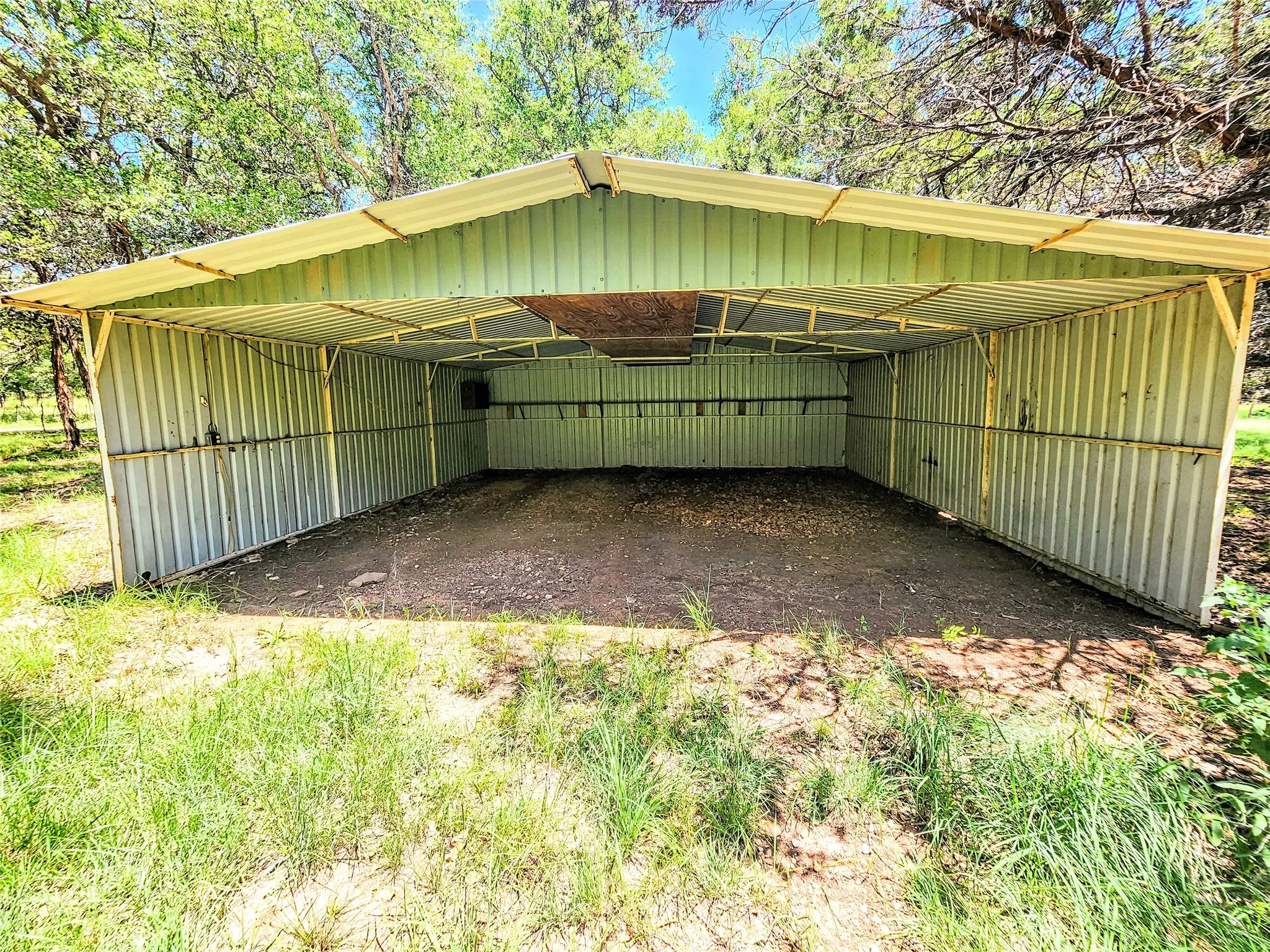 Single Family Residence For Sale in Taylor County , 286 CR 271, Abilene, Texas 79562, 3 Bedroom, 3 Bathroom, 8 Garage spaces, 2,560 Sqft, built in 1994, mls#21338774, Real Estate Agent in Abilene, Homes For Sale in Taylor county, Homes For Sale in Abilene, Realtor in Abilene Texas, Real Estate Brokerage Independent Realty Texas, Luminita Cordes Realtor