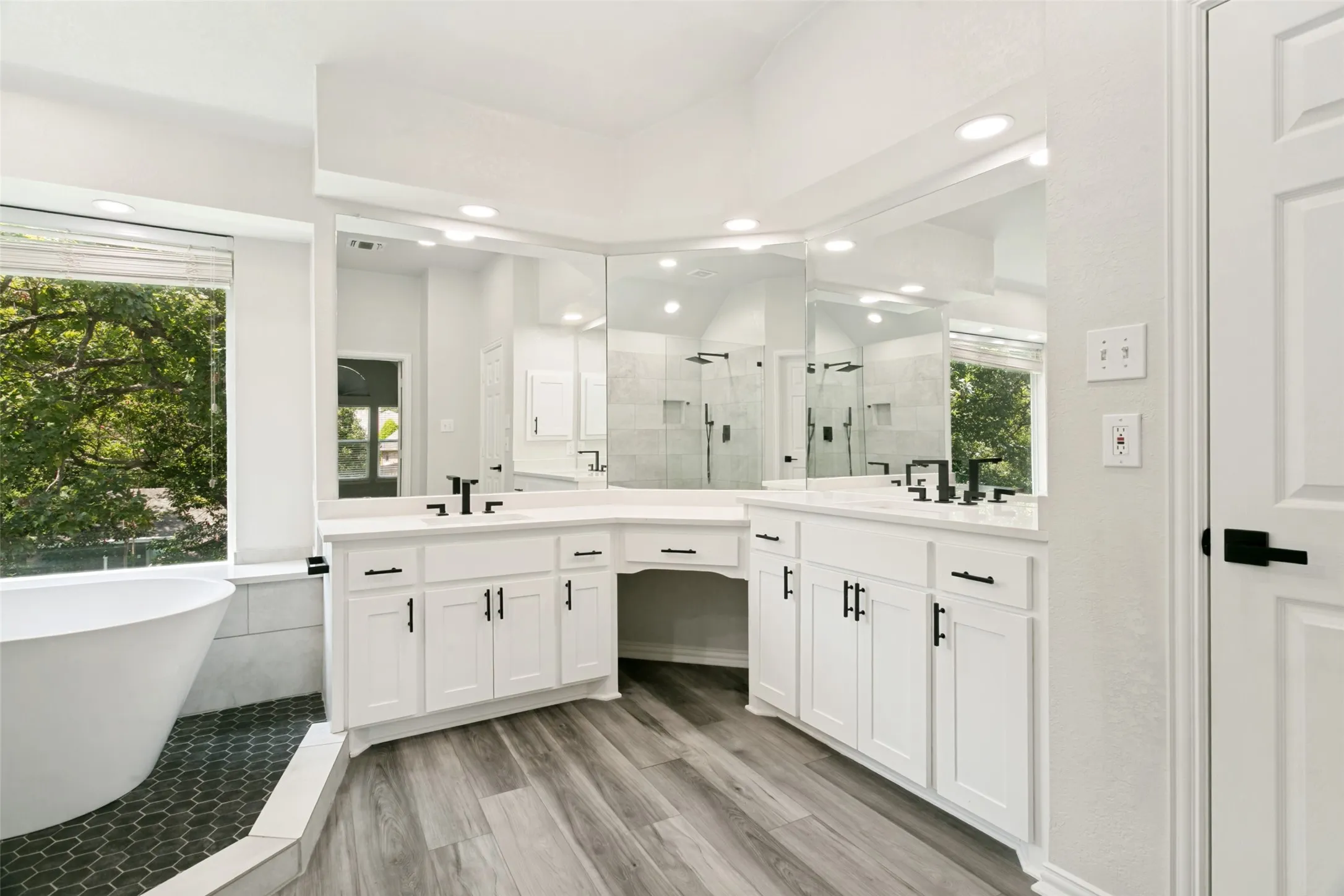 Single Family Residence For Sale in Tarrant County , 2811 Stonehurst Drive, Grapevine, Texas 76051, 4 Bedroom, 3 Bathroom, 2 Garage spaces, 3,088 Sqft, built in 1997, mls#21338016, Real Estate Agent in Grapevine, Homes For Sale in Tarrant county, Homes For Sale in Grapevine, Realtor in Grapevine Texas, Real Estate Brokerage Independent Realty Texas, Luminita Cordes Realtor