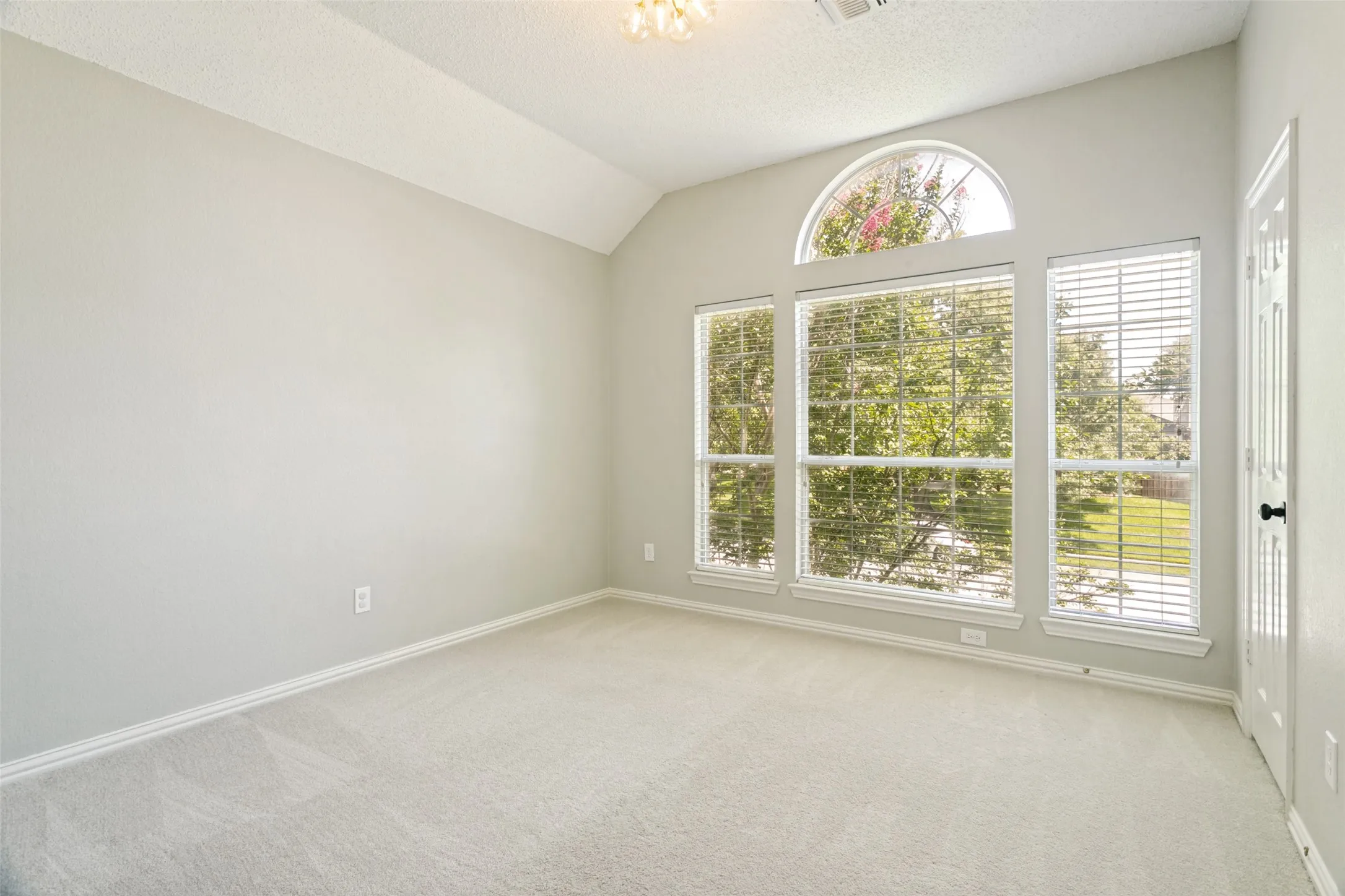 Single Family Residence For Sale in Tarrant County , 2811 Stonehurst Drive, Grapevine, Texas 76051, 4 Bedroom, 3 Bathroom, 2 Garage spaces, 3,088 Sqft, built in 1997, mls#21338016, Real Estate Agent in Grapevine, Homes For Sale in Tarrant county, Homes For Sale in Grapevine, Realtor in Grapevine Texas, Real Estate Brokerage Independent Realty Texas, Luminita Cordes Realtor