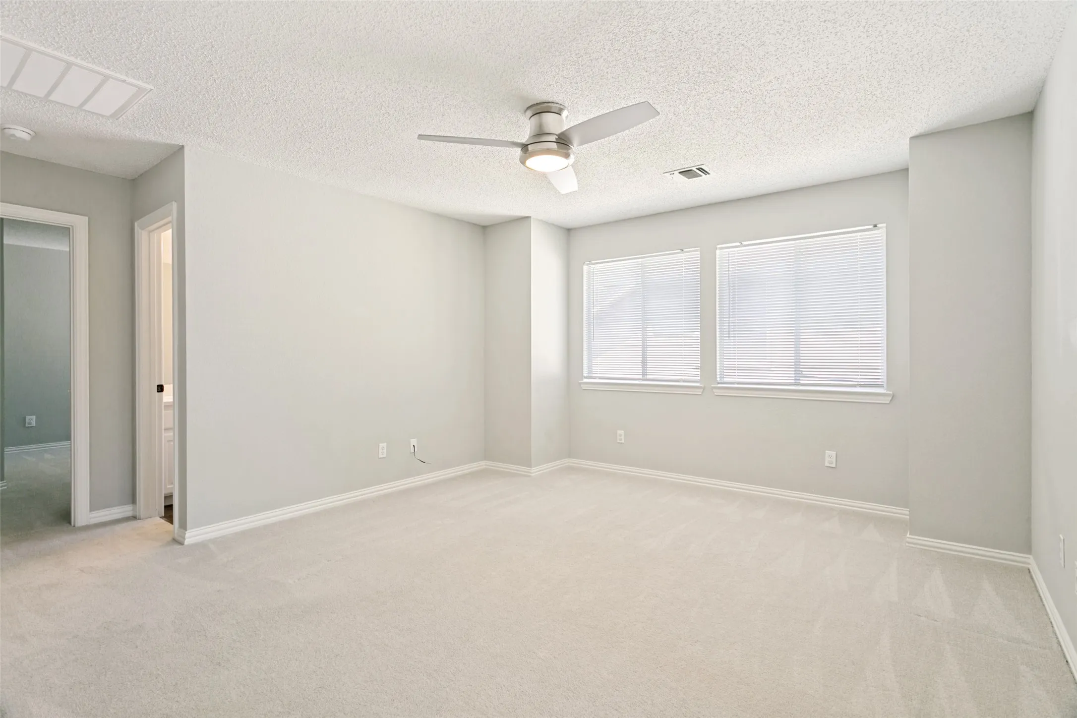 Single Family Residence For Sale in Tarrant County , 2811 Stonehurst Drive, Grapevine, Texas 76051, 4 Bedroom, 3 Bathroom, 2 Garage spaces, 3,088 Sqft, built in 1997, mls#21338016, Real Estate Agent in Grapevine, Homes For Sale in Tarrant county, Homes For Sale in Grapevine, Realtor in Grapevine Texas, Real Estate Brokerage Independent Realty Texas, Luminita Cordes Realtor