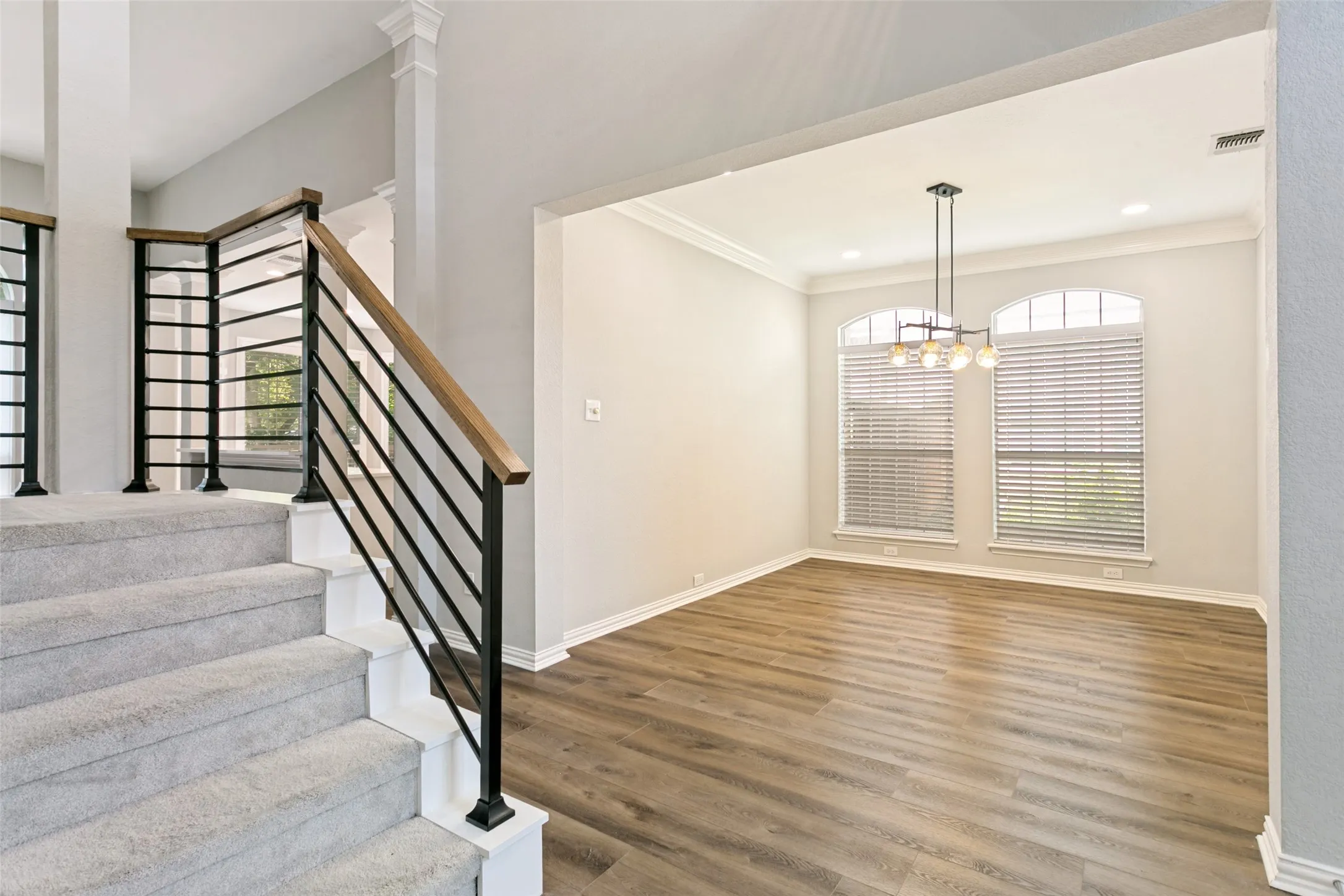Single Family Residence For Sale in Tarrant County , 2811 Stonehurst Drive, Grapevine, Texas 76051, 4 Bedroom, 3 Bathroom, 2 Garage spaces, 3,088 Sqft, built in 1997, mls#21338016, Real Estate Agent in Grapevine, Homes For Sale in Tarrant county, Homes For Sale in Grapevine, Realtor in Grapevine Texas, Real Estate Brokerage Independent Realty Texas, Luminita Cordes Realtor