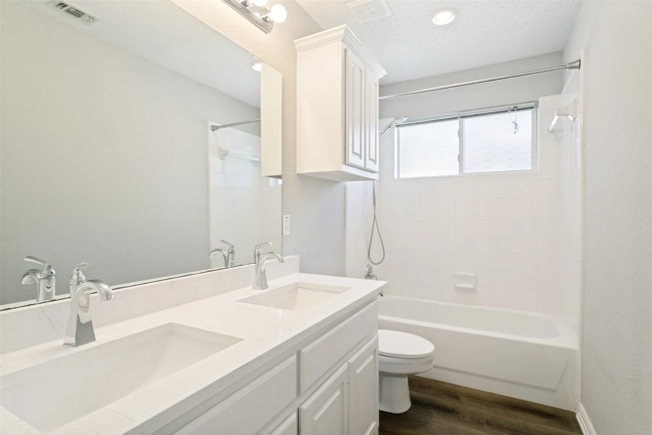 Single Family Residence For Sale in Tarrant County , 2811 Stonehurst Drive, Grapevine, Texas 76051, 4 Bedroom, 3 Bathroom, 2 Garage spaces, 3,088 Sqft, built in 1997, mls#21338016, Real Estate Agent in Grapevine, Homes For Sale in Tarrant county, Homes For Sale in Grapevine, Realtor in Grapevine Texas, Real Estate Brokerage Independent Realty Texas, Luminita Cordes Realtor