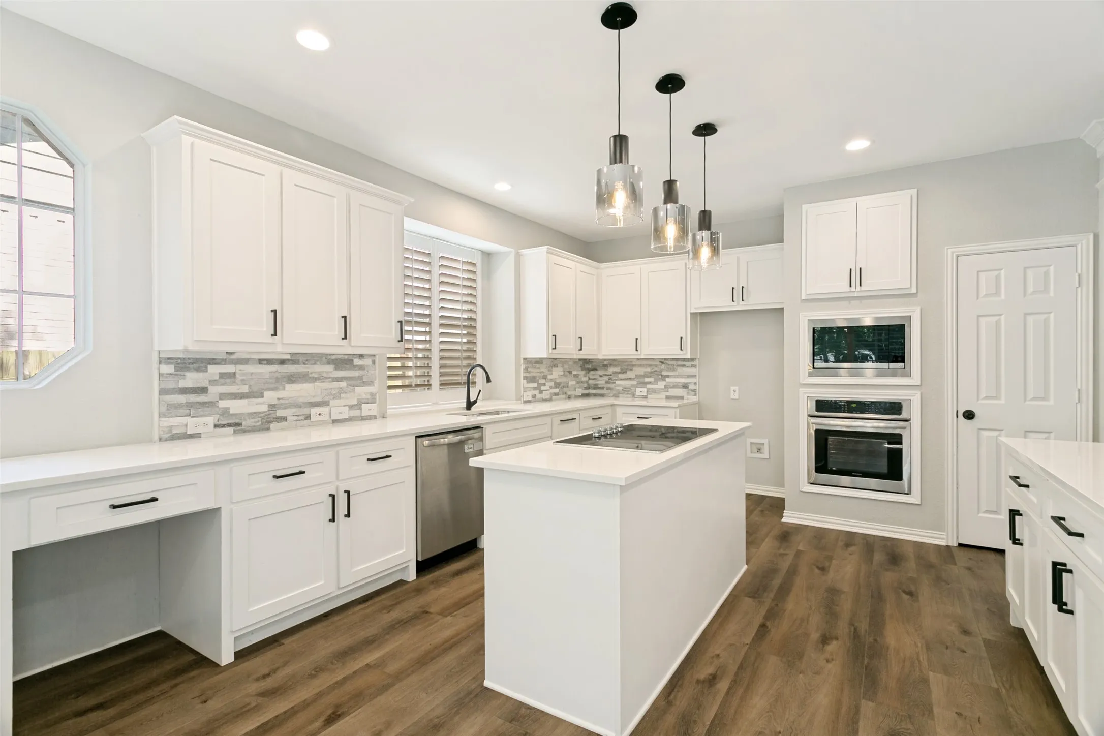 Single Family Residence For Sale in Tarrant County , 2811 Stonehurst Drive, Grapevine, Texas 76051, 4 Bedroom, 3 Bathroom, 2 Garage spaces, 3,088 Sqft, built in 1997, mls#21338016, Real Estate Agent in Grapevine, Homes For Sale in Tarrant county, Homes For Sale in Grapevine, Realtor in Grapevine Texas, Real Estate Brokerage Independent Realty Texas, Luminita Cordes Realtor