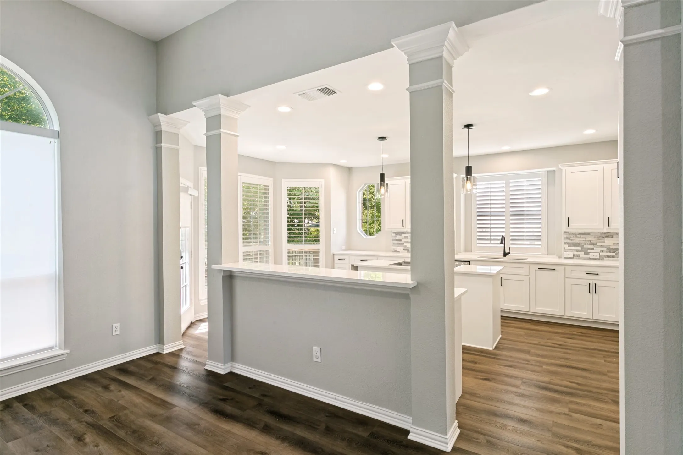 Single Family Residence For Sale in Tarrant County , 2811 Stonehurst Drive, Grapevine, Texas 76051, 4 Bedroom, 3 Bathroom, 2 Garage spaces, 3,088 Sqft, built in 1997, mls#21338016, Real Estate Agent in Grapevine, Homes For Sale in Tarrant county, Homes For Sale in Grapevine, Realtor in Grapevine Texas, Real Estate Brokerage Independent Realty Texas, Luminita Cordes Realtor