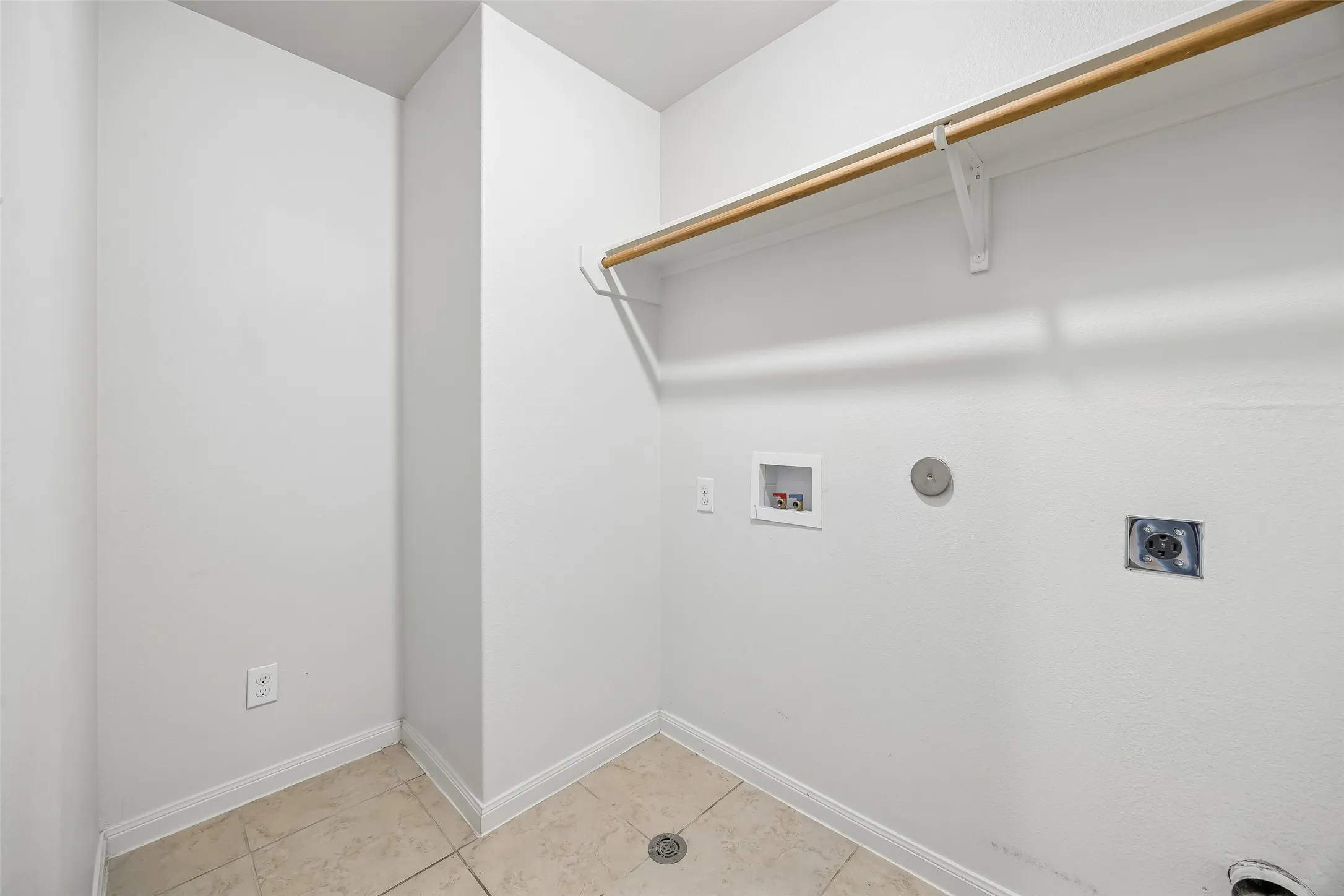 Single Family Residence For Sale in Tarrant County , 4709 Cedar Springs Drive, Fort Worth, Texas 76179, 5 Bedroom, 3 Bathroom, 2 Garage spaces, 2,536 Sqft, built in 2014, mls#21338745, Real Estate Agent in Fort Worth, Homes For Sale in Tarrant county, Homes For Sale in Fort Worth, Realtor in Fort Worth Texas, Real Estate Brokerage Independent Realty Texas, Luminita Cordes Realtor